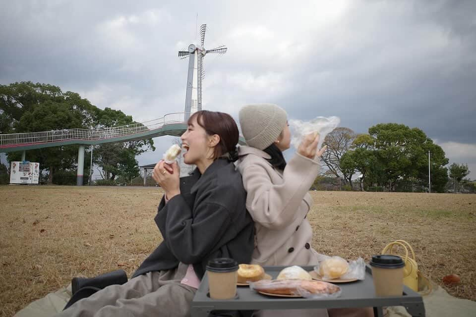 新郷桃子さんのインスタグラム写真 - (新郷桃子Instagram)「××× . @chihiro_marubayashi と粕屋町にある 駕与丁公園でピクニック🧺したよ🍞 外で食べる朝ごはんはさいっこう！ おしくらまんじゅうしながら頬張った🫶 バラ園、遊具も沢山あってなんといっても広々とした公園だった🛝  #二重顎になるくらい笑った🤭 #粕屋町 #粕屋町グルメ#福岡県粕屋町#朝活#ピクニック #pr#観光スポット #観光」11月30日 17時28分 - rinnnnn01