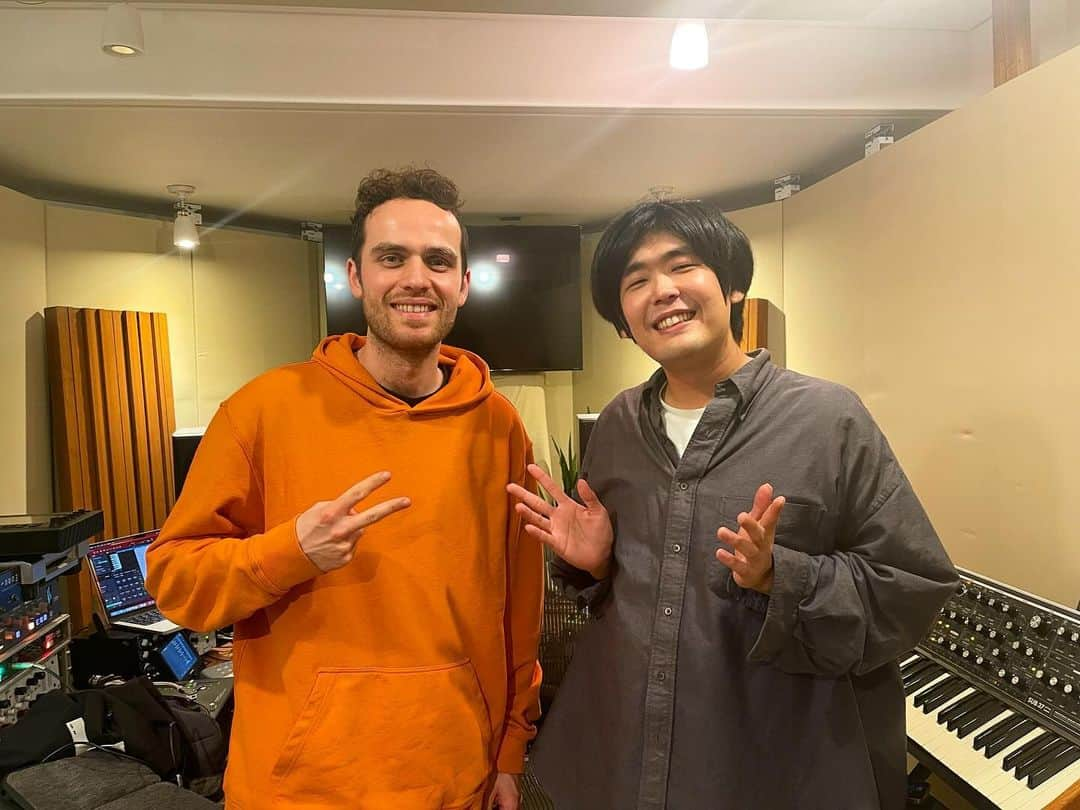 STUTSのインスタグラム：「It was really nice to meet Jordan Rakei🙏 Jordan came to my studio and made some beats together! So precious time and really fun..  来日中だったJordan Rakeiさんが家に来てくれて一緒にセッションしました🎹🥁 色々お話できてビートも作れて最高な時間でした。」