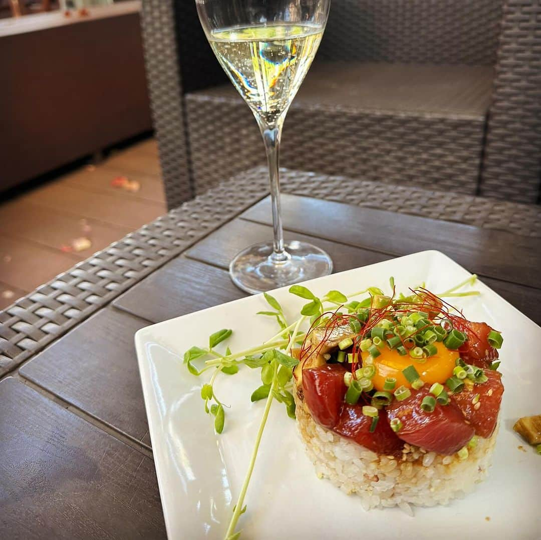 日々野真理さんのインスタグラム写真 - (日々野真理Instagram)「オフの日のランチ🍝🍽️ マグロとアボカドのアヒポキ丼。 （オーダーする時アホポキって言っちゃって恥ずかしすぎ🫣）  お天気が良い日のテラス席は気持ち良いです💞」11月30日 17時29分 - marihibino1031