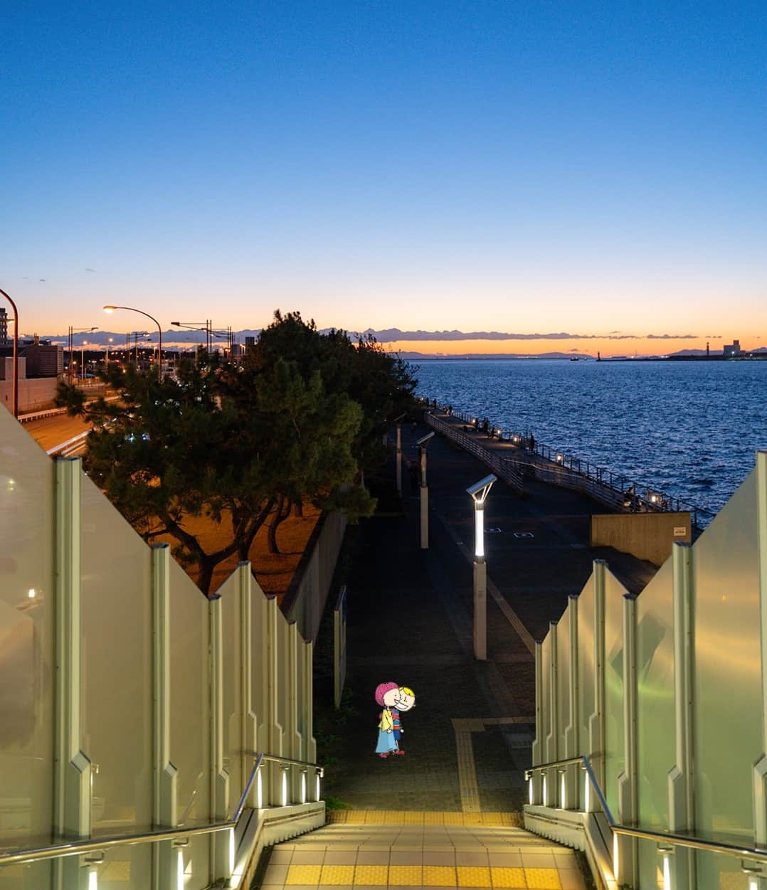 Osaka Bob（大阪観光局公式キャラクター）のインスタグラム：「There's a station at the end of the Chuo Line where you can enjoy a panoramic view of Osaka Bay. Sunset time is really relaxing, and you can see the Tempozan Ferris Wheel on the other side of the water. 🌅   大阪湾を一望できる中央線端っこの駅やで😆 夕日の時間帯はほんまにリラックスできる👍 反対側には天保山大観覧車がみえるで🎡  —————————————————————  #maido #withOsakaBob #OSAKA #osakatrip #japan #nihon #OsakaJapan #大坂 #오사카 #大阪 #Оsака #Осака #โอซาก้า #大阪観光 #sightseeing #Osakatravel #Osakajepang #traveljepang #osakatravel #osakatrip#コスモスクエア」