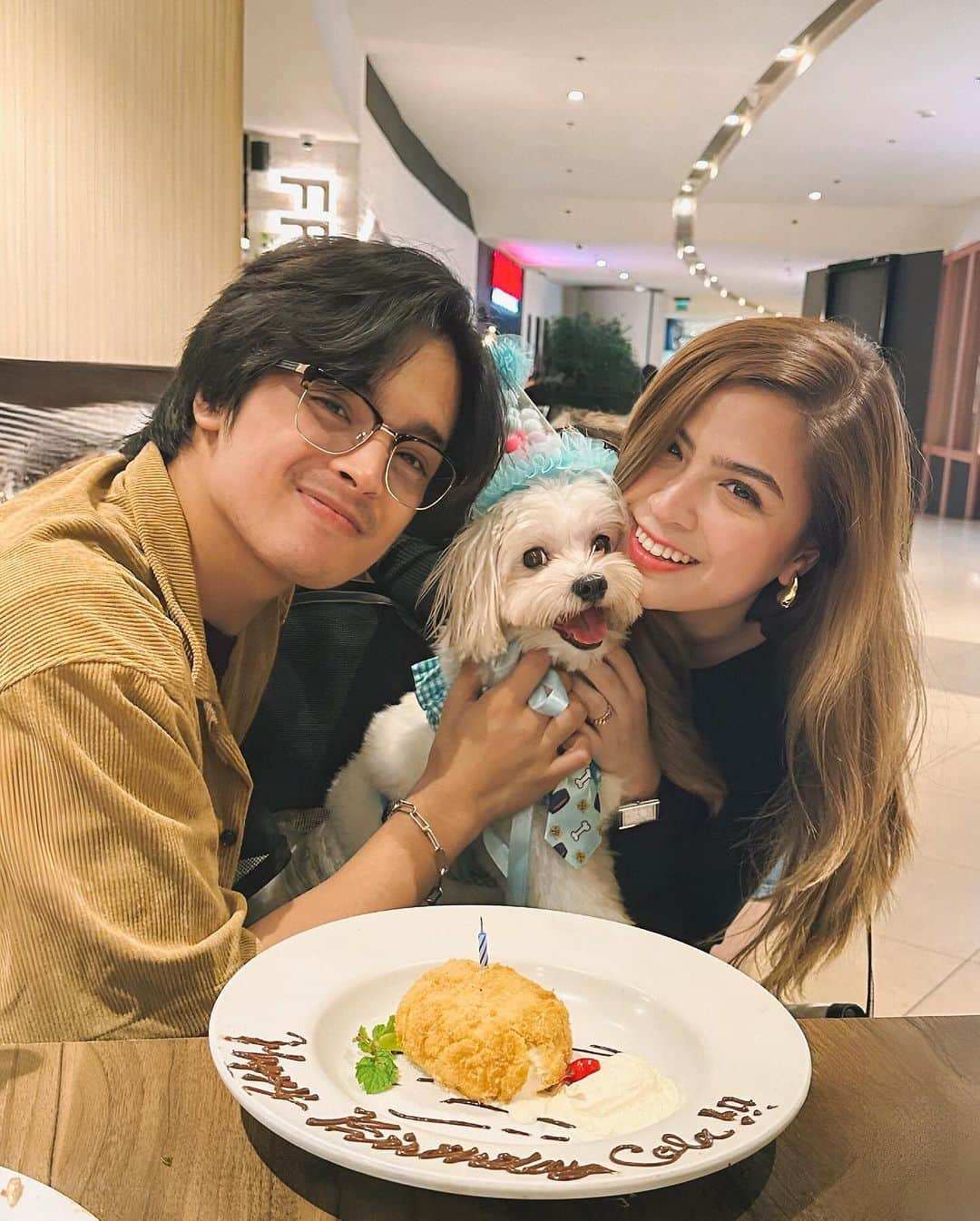 Alexa Ilacadのインスタグラム：「Proud parents of this thicc boy who just turned 2! 🥳🐶🎂 @colaestrada_」