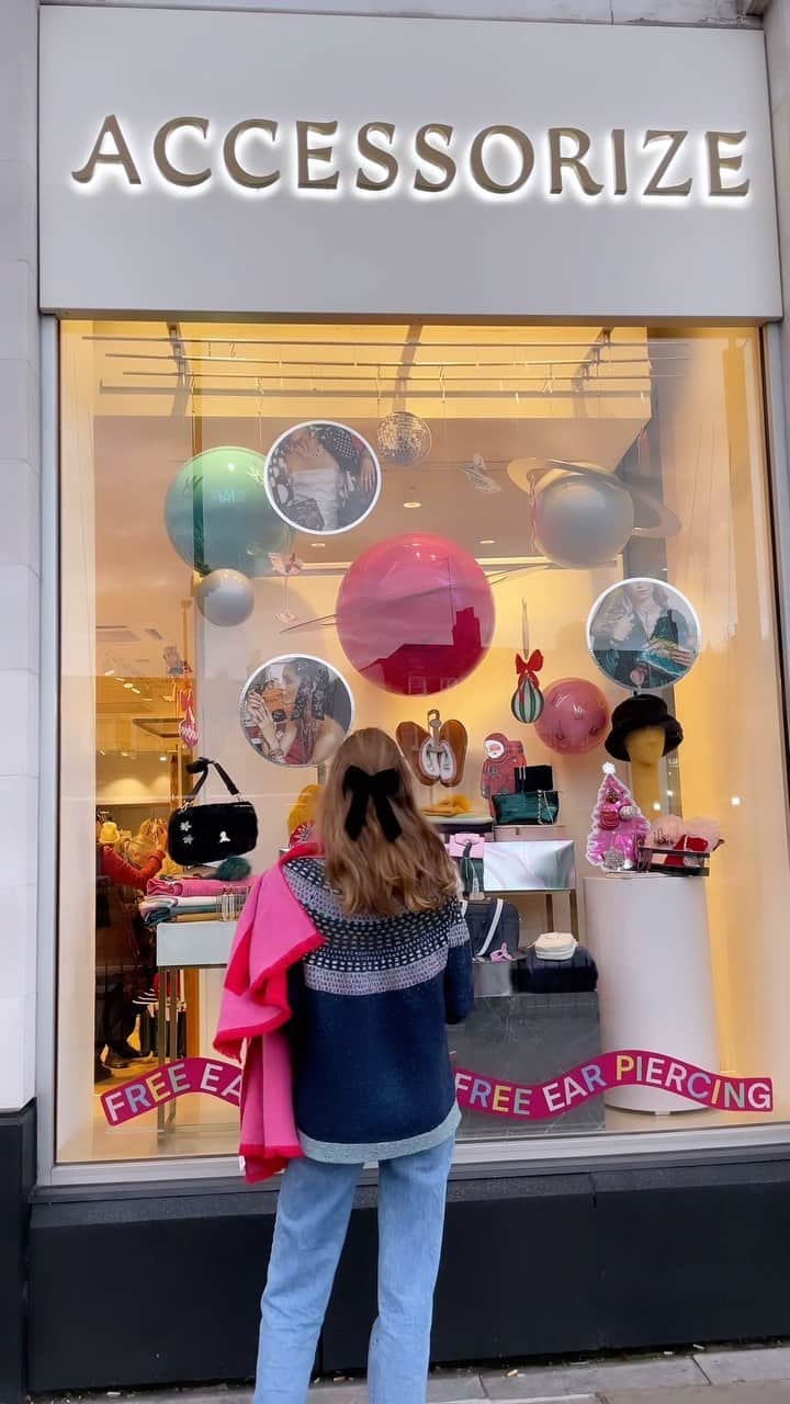 アクセサライズのインスタグラム：「Come shopping with us at our newly refurbished Islington store as we find the perfect Christmas gift! Swing by this week to explore our gifting  must-haves and new arrivals ✨   (Plus, enjoy 25% off all Christmas Decorations for 24 hours only!)」
