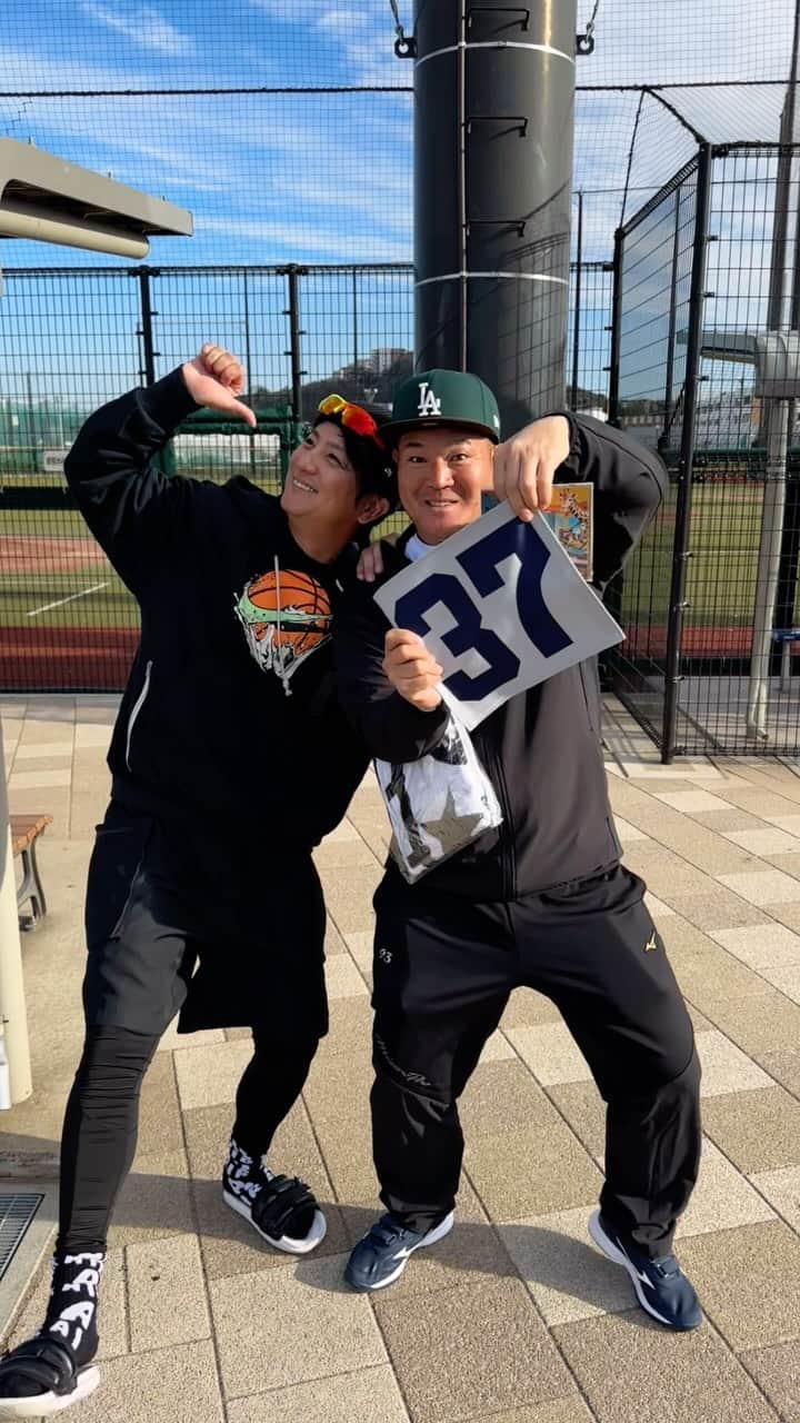 上地雄輔のインスタグラム：「2人でやるの27年ぶりだって⚾️変わんないのはあなたです @55gomez55  #朝からデート #先輩に愛される天才 🍚 同じ釜の飯食ったお友達  あんがとね🌻  ずっと応援してます」