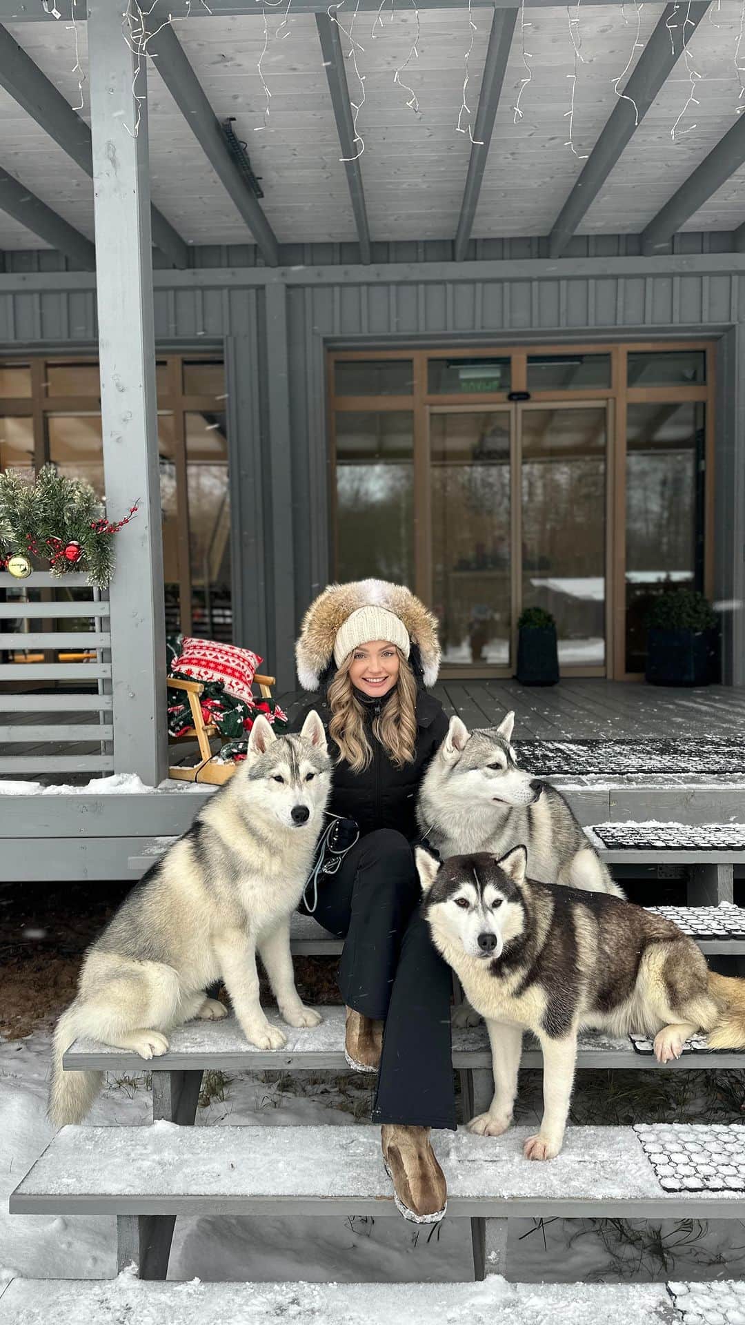 エカテリーナ・コバのインスタグラム：「Когда картинки желаний воплощаются в жизнь Хаски и идеальная Зима в @edimonovo_village это любовь 🤍」