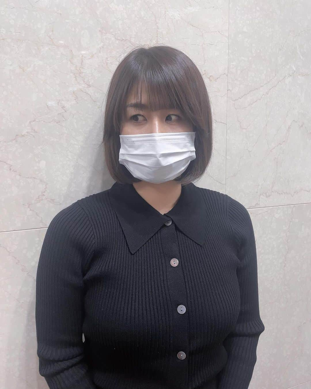 藤井瑞希のインスタグラム：「・ ・ 最近、色を暖色じゃないのにしています🙋‍♀️ ・ そして顔まわりをいい感じにしてもらって輪郭削ってもらっています！お気に入り🥰笑 ・ ・ #ボブ #切りっぱなしボブ」