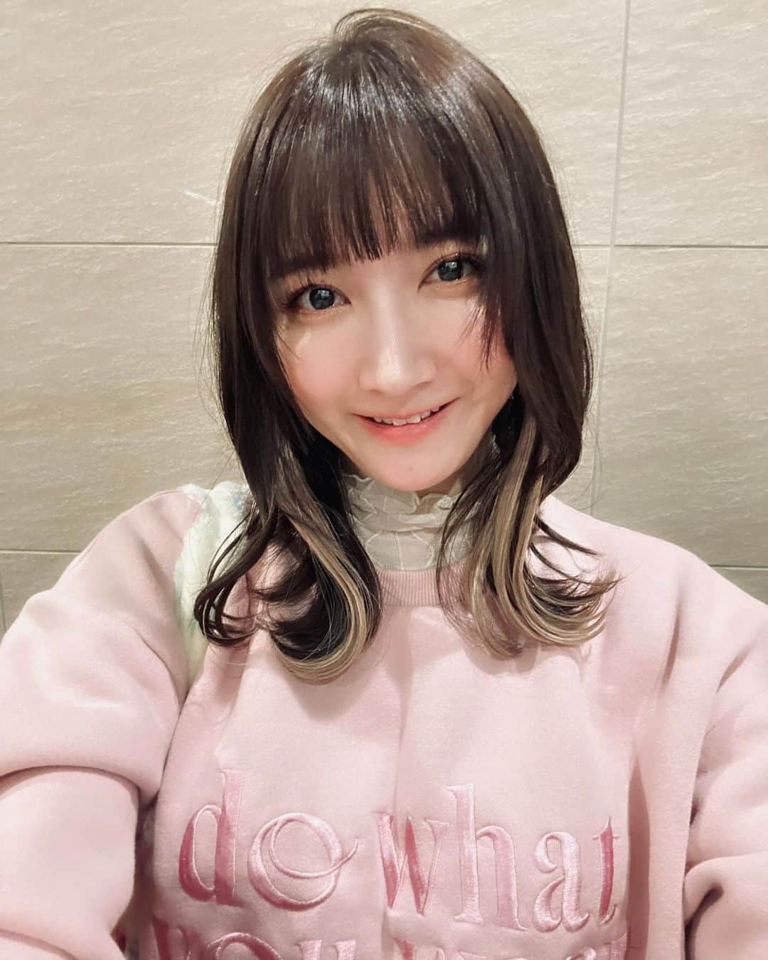 清水楓のインスタグラム：「💞🦩🌷🎟️🩰🎀💗🌺🍑💝  エクステつけてもろたよ〜 Newねいる💅✨ スエット @calnamur_official   12月23日空きあります よろしくお願いします🙇‍♀️🙇‍♀️🙇‍♀️  ◇忘年会の告知です◇  🌝年末は楓ちゃんと過ごそう会🌞  2023年12月23日 3時間（19時〜22時） 場所　リュミエールS（錦糸町） 軽食、飲み放題付き 12000円 1ショット、2ショットチェキ1枚 1000円  来店特典　サイン入りチェキ  別途　楓ちゃんラベルシャンパン7700円 入れてくれた方には オリジナルイラストのグッズプレゼント あと楓ちゃんが大変、喜びます😵‍💫🗯️  席に限りがありますので参加希望の方はDMお待ちしております🥳✌️  先着、定員になり次第締め切ります🙇‍♀️🗯️  参加希望とDMくださいまし〜🥳」