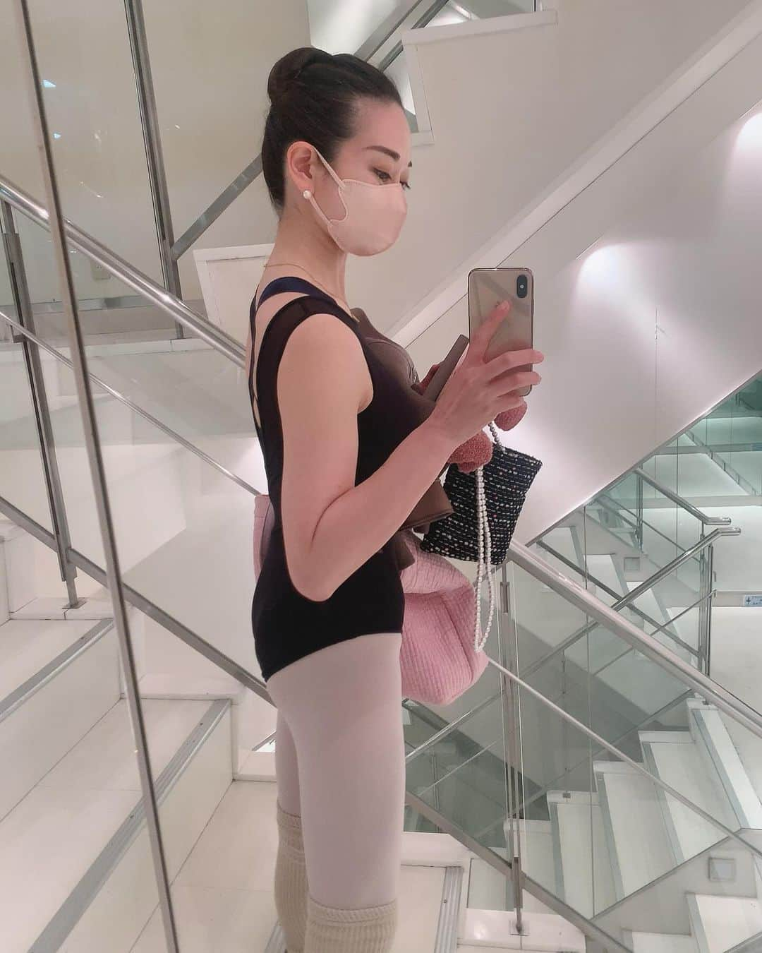 沢瀉美緒さんのインスタグラム写真 - (沢瀉美緒Instagram)「※ Ballet lesson 🩰 . いつも出来ないことがいっぱいあって 次こそは！と思うけど、なかなかできない😢 . 完全にお返事だけしてる生徒みたいで反省… でもね、とっても楽しくて、 いつもあっという間の90分！ . あー思い出すだけで楽しかった😋 . . #大人バレエ #ballet #バレエ #バレエレッスン」11月30日 17時37分 - mio_omodaka