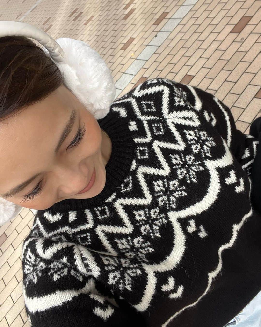 Risako Yamamotoさんのインスタグラム写真 - (Risako YamamotoInstagram)「最近getしたものばかりのお気に入り達♡  お散歩中に耳が寒くてイヤーマフラーデビュー⛄️🎧🤍 ハワイで購入しました♡  冬らしい可愛い柄のニットと合わせたかった😘  #ootd #fashion #coordinate #aloyoga #rosymonster #hm #CHANEL」11月30日 17時38分 - risako_yamamoto