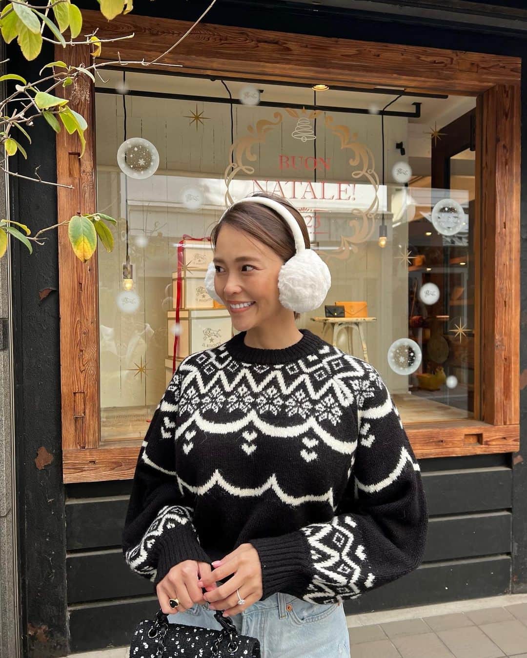 Risako Yamamotoのインスタグラム：「最近getしたものばかりのお気に入り達♡  お散歩中に耳が寒くてイヤーマフラーデビュー⛄️🎧🤍 ハワイで購入しました♡  冬らしい可愛い柄のニットと合わせたかった😘  #ootd #fashion #coordinate #aloyoga #rosymonster #hm #CHANEL」