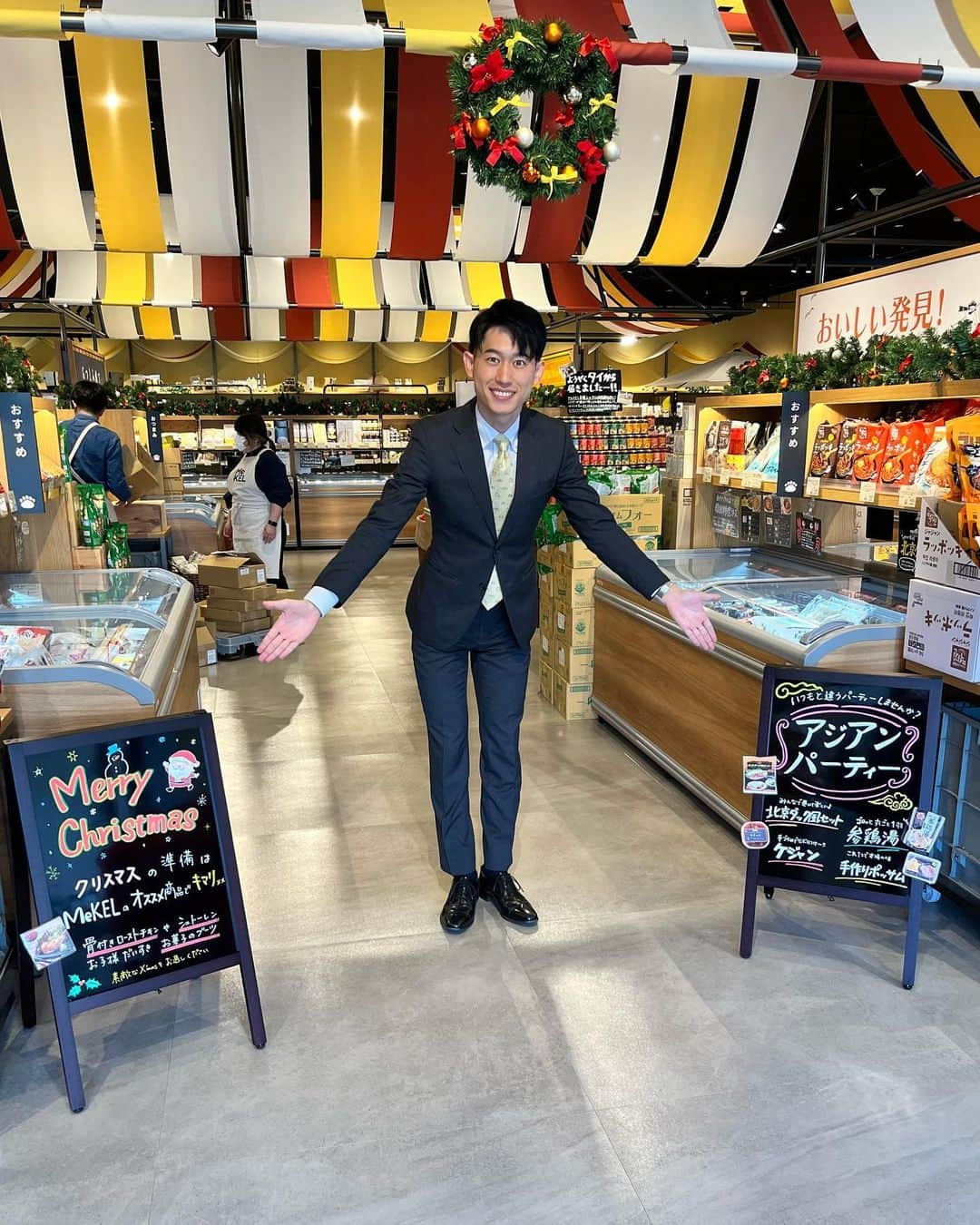 重盛赳男さんのインスタグラム写真 - (重盛赳男Instagram)「NBSみんなの信州🎄  きょうは、サンクゼールが手がける、冷凍食品などを販売する注目店「MeKEL」へ。 あすから12月…クリスマスや忘年会と、人が集まって食卓を囲む機会にぴったりの料理がそろっています！ 手軽に本格的な料理を楽しむことができるのが🙆‍♂️  このあと6時9分〜 「NBSみんなの信州」でご紹介します！  今年も残すところあとひと月ですね😱 年末の予定や計画は決まり始めていますか？  #長野放送 #NBSみんなの信州 #みんなの信州 #MeKEL #メケル #サンクゼール #重盛赳男 #1枚目浮いてるみたい #アナウンサー #キャスター」11月30日 17時40分 - shigemoritakeo