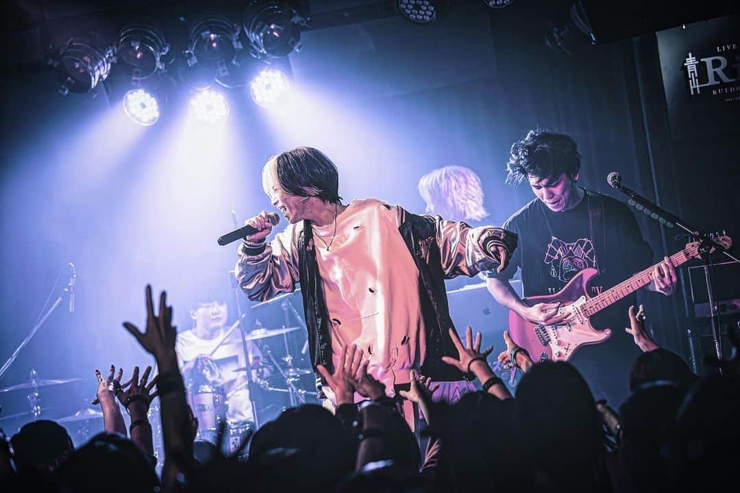 しゅんさんのインスタグラム写真 - (しゅんInstagram)「. . . Home Party Tour たのしかったから 次はもっといろんなところを回りたい🚗🚙🚐🌪️  12月も2本ワンマンあるのも楽しみ🌞 . . Photo by @sayugraph  . . #シズクノメ #HomeParty」11月30日 17時41分 - 429_shun