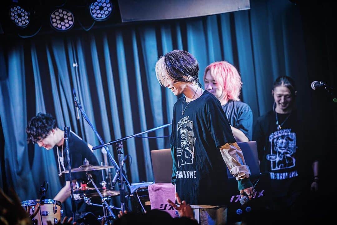 しゅんさんのインスタグラム写真 - (しゅんInstagram)「. . . Home Party Tour たのしかったから 次はもっといろんなところを回りたい🚗🚙🚐🌪️  12月も2本ワンマンあるのも楽しみ🌞 . . Photo by @sayugraph  . . #シズクノメ #HomeParty」11月30日 17時41分 - 429_shun
