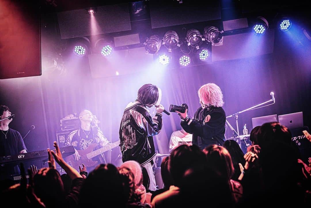 しゅんさんのインスタグラム写真 - (しゅんInstagram)「. . . Home Party Tour たのしかったから 次はもっといろんなところを回りたい🚗🚙🚐🌪️  12月も2本ワンマンあるのも楽しみ🌞 . . Photo by @sayugraph  . . #シズクノメ #HomeParty」11月30日 17時41分 - 429_shun
