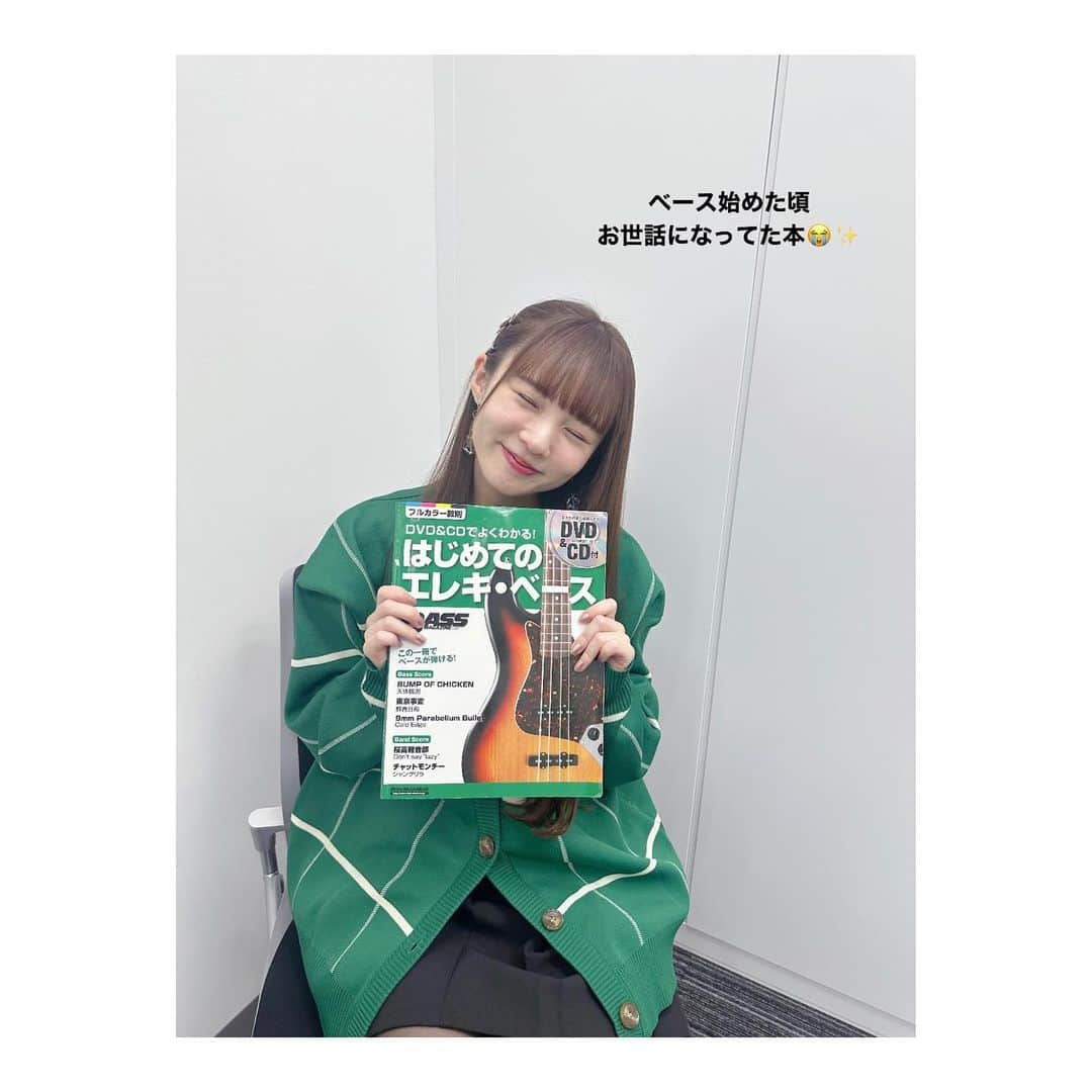 MINAさんのインスタグラム写真 - (MINAInstagram)「2024.1.16 発売の 『人気曲ではじめる！ ベース ビギナーズBOOK』 表紙を務めさせていただきました✨✨ . ベースを始めた頃、お世話になってた教則本がリットーさんの本で😭 光栄すぎます、、、 . 使用機材の詳細やインタビュー内容も盛りだくさんです✨ まだまだな私ですが皆さんと一緒にベース楽しめたらなと思います🤍 ぜひ手に取っていただきたいです🥰 . I was the cover of a Japanese bass magazine✨ It's a great honor😭✨ I still have a long way to go, but I want to enjoy the bass with everyone!!:) If you don't mind, please get it❤️」11月30日 17時41分 - mina_gf_band