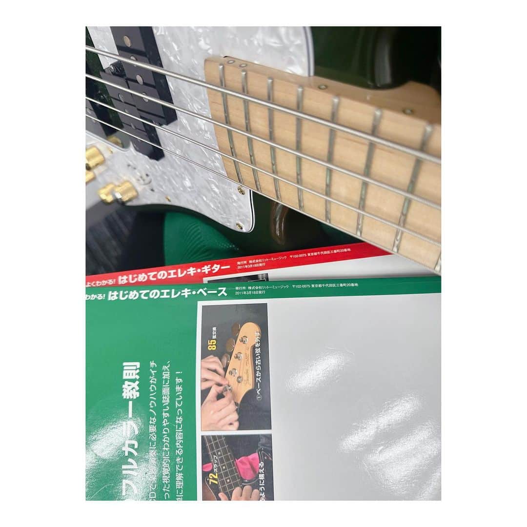 MINAさんのインスタグラム写真 - (MINAInstagram)「2024.1.16 発売の 『人気曲ではじめる！ ベース ビギナーズBOOK』 表紙を務めさせていただきました✨✨ . ベースを始めた頃、お世話になってた教則本がリットーさんの本で😭 光栄すぎます、、、 . 使用機材の詳細やインタビュー内容も盛りだくさんです✨ まだまだな私ですが皆さんと一緒にベース楽しめたらなと思います🤍 ぜひ手に取っていただきたいです🥰 . I was the cover of a Japanese bass magazine✨ It's a great honor😭✨ I still have a long way to go, but I want to enjoy the bass with everyone!!:) If you don't mind, please get it❤️」11月30日 17時41分 - mina_gf_band