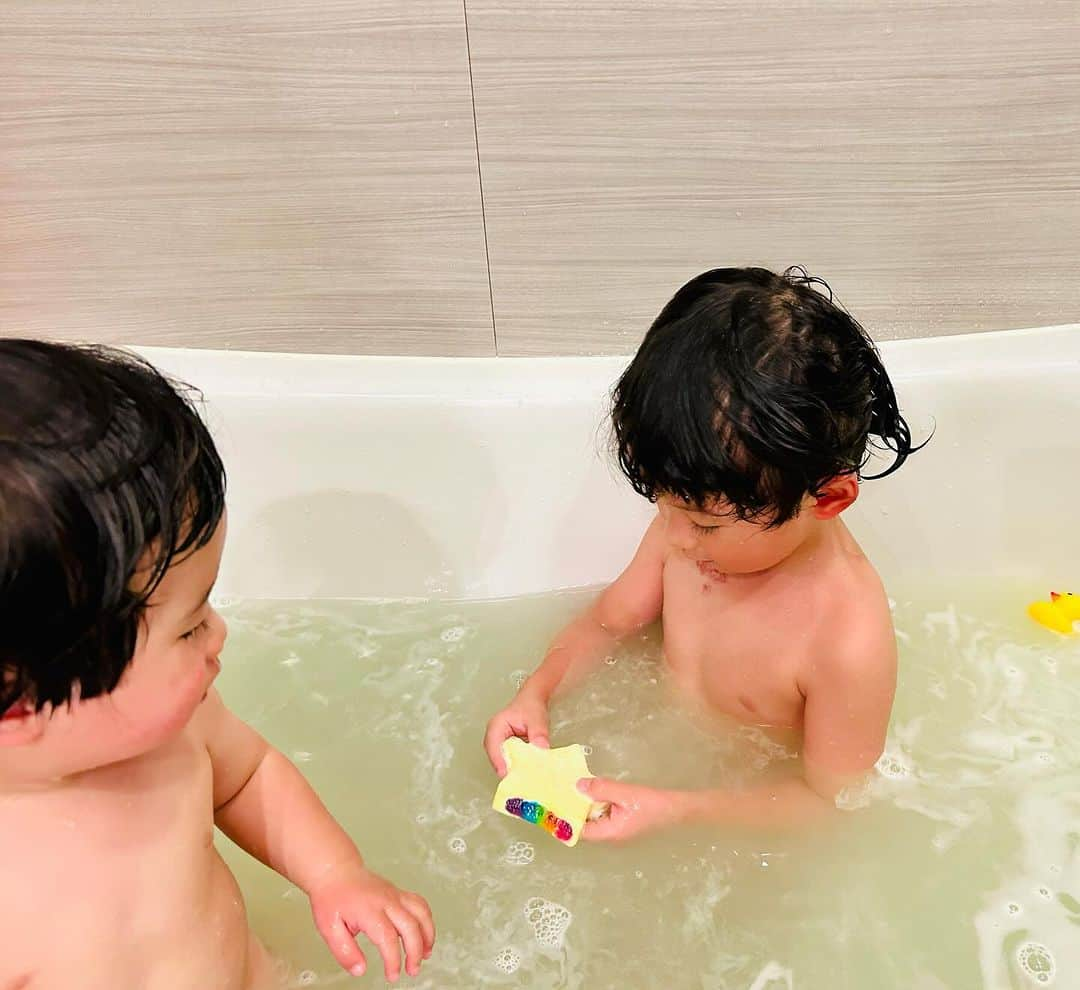 世手子さんのインスタグラム写真 - (世手子Instagram)「#PR Brothers who love bathing🛀✨✨ Very excited about rainbow bath salts🌈⭐️ He asks you to do this every day👏 #風呂好き 兄弟のお二人 @dreams_japan  Rainbombでフォトジェニックなバスタイムを満喫されておりましたw そっとお湯に浮かべるとしゅわしゅわと溶けだし、バスタブがカラフルな虹でいっぱいになるRainbomb(^｡^) また明日もお願いします🤲とのことでした(*☻-☻*) 日頃から #長風呂大好き なお二人さんw 一歳児は強制的にお風呂から退去させますが 四歳児はレインボムが楽しすぎてかなーりの長風呂になってしまいましたw プレゼントにも最適(≧∀≦) #Rainbomb #レインボム #虹が出る入浴剤　#入浴剤」11月30日 17時51分 - rojide