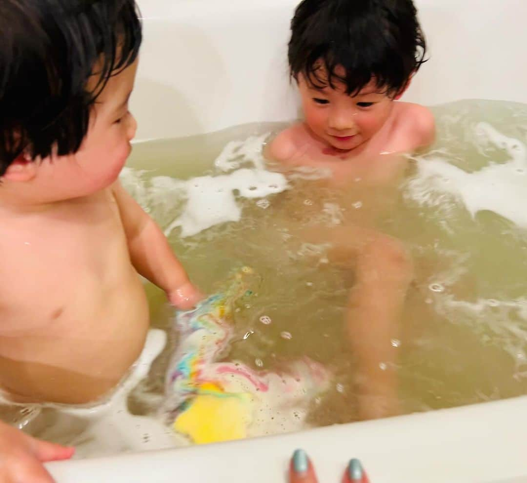 世手子さんのインスタグラム写真 - (世手子Instagram)「#PR Brothers who love bathing🛀✨✨ Very excited about rainbow bath salts🌈⭐️ He asks you to do this every day👏 #風呂好き 兄弟のお二人 @dreams_japan  Rainbombでフォトジェニックなバスタイムを満喫されておりましたw そっとお湯に浮かべるとしゅわしゅわと溶けだし、バスタブがカラフルな虹でいっぱいになるRainbomb(^｡^) また明日もお願いします🤲とのことでした(*☻-☻*) 日頃から #長風呂大好き なお二人さんw 一歳児は強制的にお風呂から退去させますが 四歳児はレインボムが楽しすぎてかなーりの長風呂になってしまいましたw プレゼントにも最適(≧∀≦) #Rainbomb #レインボム #虹が出る入浴剤　#入浴剤」11月30日 17時51分 - rojide