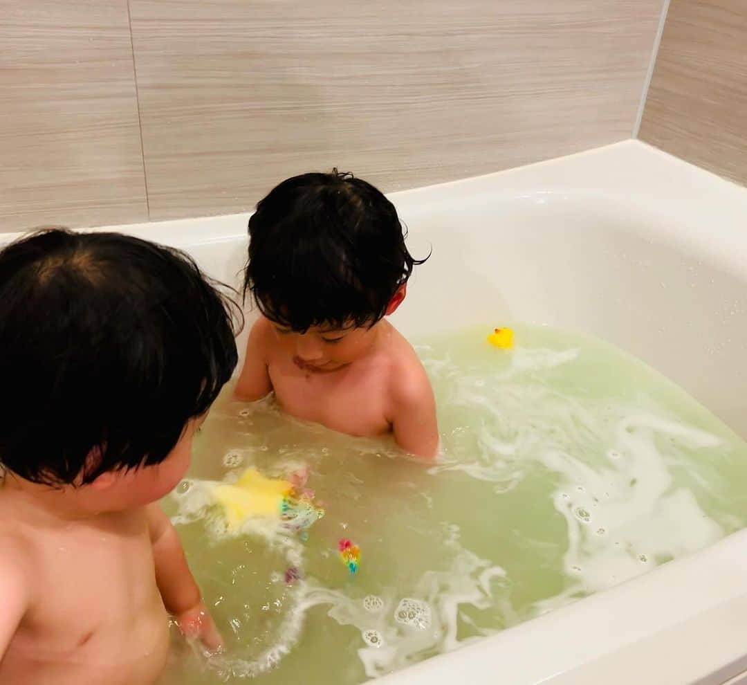 世手子さんのインスタグラム写真 - (世手子Instagram)「#PR Brothers who love bathing🛀✨✨ Very excited about rainbow bath salts🌈⭐️ He asks you to do this every day👏 #風呂好き 兄弟のお二人 @dreams_japan  Rainbombでフォトジェニックなバスタイムを満喫されておりましたw そっとお湯に浮かべるとしゅわしゅわと溶けだし、バスタブがカラフルな虹でいっぱいになるRainbomb(^｡^) また明日もお願いします🤲とのことでした(*☻-☻*) 日頃から #長風呂大好き なお二人さんw 一歳児は強制的にお風呂から退去させますが 四歳児はレインボムが楽しすぎてかなーりの長風呂になってしまいましたw プレゼントにも最適(≧∀≦) #Rainbomb #レインボム #虹が出る入浴剤　#入浴剤」11月30日 17時51分 - rojide