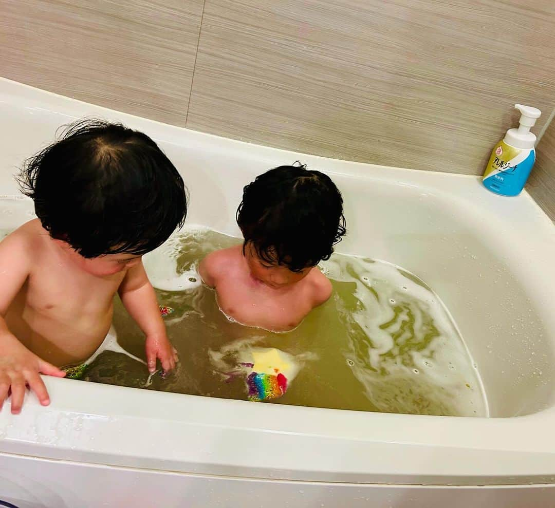 世手子さんのインスタグラム写真 - (世手子Instagram)「#PR Brothers who love bathing🛀✨✨ Very excited about rainbow bath salts🌈⭐️ He asks you to do this every day👏 #風呂好き 兄弟のお二人 @dreams_japan  Rainbombでフォトジェニックなバスタイムを満喫されておりましたw そっとお湯に浮かべるとしゅわしゅわと溶けだし、バスタブがカラフルな虹でいっぱいになるRainbomb(^｡^) また明日もお願いします🤲とのことでした(*☻-☻*) 日頃から #長風呂大好き なお二人さんw 一歳児は強制的にお風呂から退去させますが 四歳児はレインボムが楽しすぎてかなーりの長風呂になってしまいましたw プレゼントにも最適(≧∀≦) #Rainbomb #レインボム #虹が出る入浴剤　#入浴剤」11月30日 17時51分 - rojide