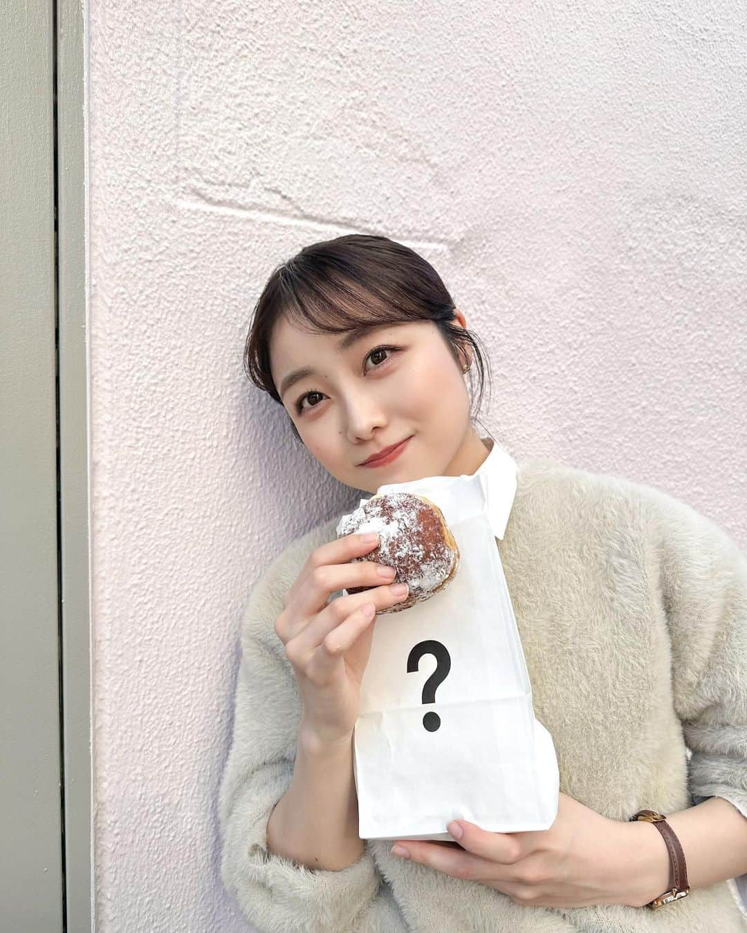 志賀可奈子さんのインスタグラム写真 - (志賀可奈子Instagram)「最近のケア事情🍩💭  @dr.g_official_jp の姉妹ブランド、 @vividraw_official から美容液が登場🫧 自然由来の成分なので肌にも優しい🧏🏻‍♀️  イエローの『ビビッドロー アップルビネガーアンプル』は 青リンゴで作ったアップルサイダービネガーを配合🍏 ぷるぷるのテクスチャが心地良くて、手軽に毛穴ケアができるのがありがたいっ  パープルの『ビビッドロー ナイアシンオニオンアンプル』は赤玉ねぎを使用🧅肌キメケアにぴったりです！ 特にパープルは毎晩使っていて2週間ほど経過した後が2枚目。肌がぱっと明るくなった印象です🔅  乾燥しやすい季節、スキンケア頑張るぞ☺️  #PR #vividraw #ビビッドロー #ヴィーガンコスメ #美容液  #アンプル #韓国コスメ #韓国スキンケア #スキンケア紹介」11月30日 17時44分 - kanapan_ya