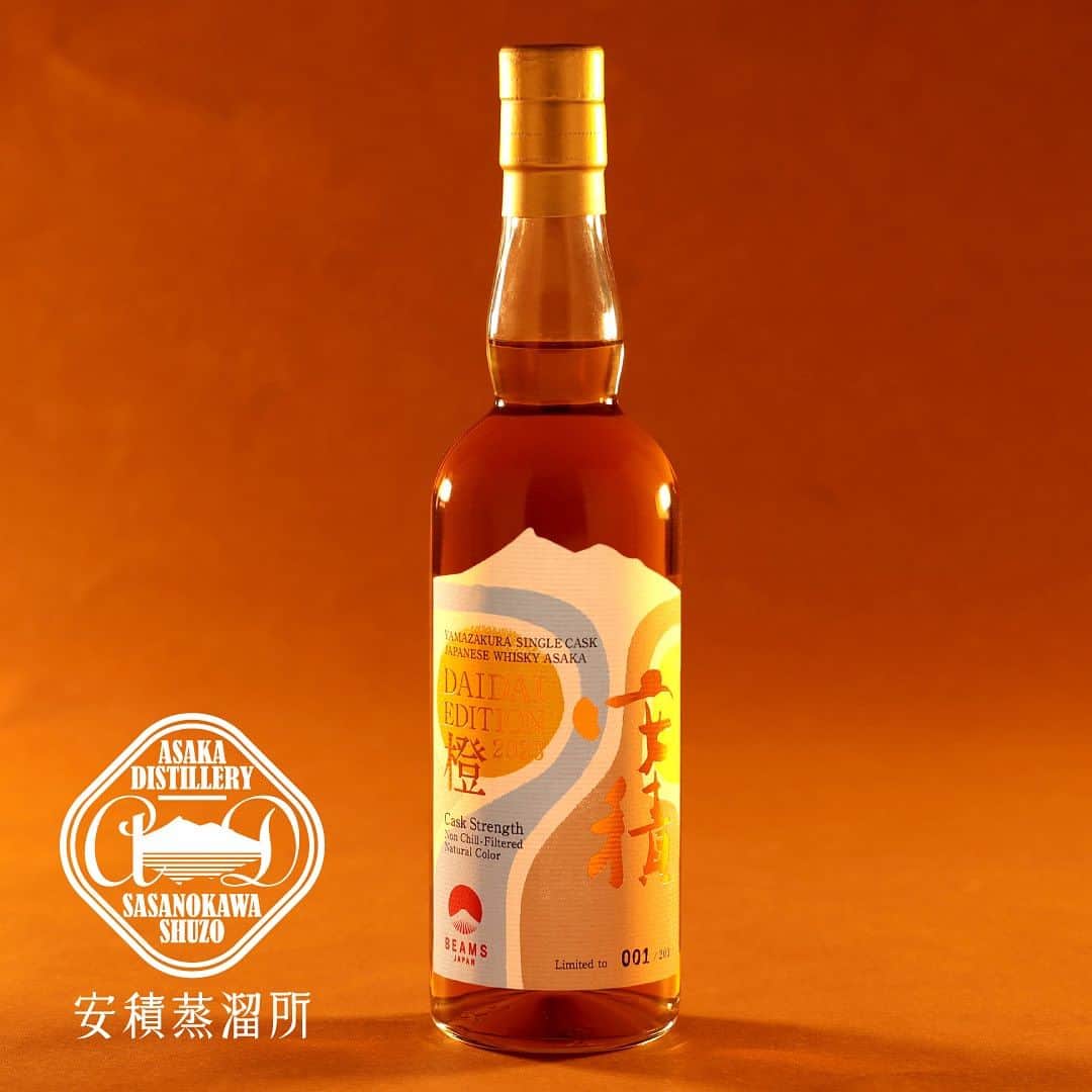 BEAMS JAPANのインスタグラム：「＜笹の川酒造＞×＜BEAMS JAPAN＞  東北地方最古のウイスキーメーカー〈笹の川酒造〉の安積蒸留所の製造原酒から〈BEAMS JAPAN〉が特別にボトリングした別注ジャパニーズシングルカスクウイスキーを今年も販売いたします。  今回のウイスキーは、軽快な柑橘系の酸味とレモングラスの様な爽やかな香り立ちが特徴で、ナッツや香ばしいカヌレ、バーボン樽由来のバニラが感じられモルトの旨味がバランス良く心躍る逸品です。  また、ウイスキーづくりに欠かせない安積疏水や蒸留機のポットスチルと今回のコラボレーションウイスキーの商品名である”橙”を組み合わせたラベルは、アーティスト吉澤成友氏による特別なデザイン。   “Made in Fukushima”の魅力を味わえるこの機会をお見逃しなく。  ーーーーーーーーーーーーーーーーーーーーーー  【発売日】 2023年12月1日（金）11時〜  【販売商品】 YAMAZAKURA SINGLE CASK JAPANESE WHISKY ASAKA Daidai Edition 2023 Produced by BEAMS JAPAN（#シングルカスクウイスキー）  ●Item NO. 56-83-0142 ¥17,600- (in.tax) ※おひとり様1点までご購入可能  【展開店舗】 ビームス公式オンラインショップ  BEAMS JAPAN 1F ☎︎ 03-5368-7314  ーーーーーーーーーーーーーーーーーーーーーー  @sasanokawashuzo9 @beams_japan #beams  #beamsjapan  #beamsjapan1st  #ビームス #ビームスジャパン #日本製 #madeinjapan #日本の銘品 #ウイスキー #日本の銘品 #銘品のススメ #福島県 #郡山市 #笹の川酒造 #吉澤成友 #PR」