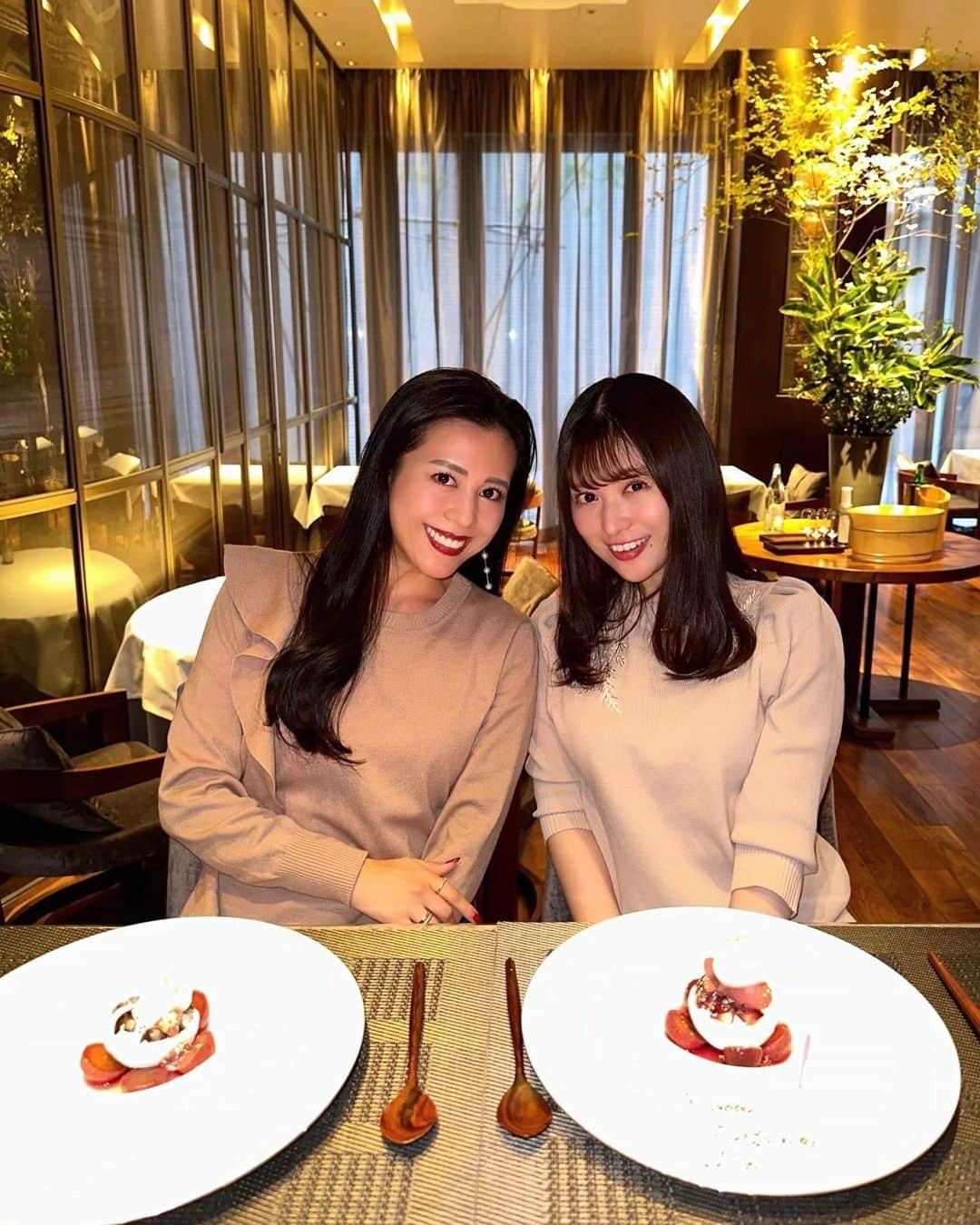 黒田麻理耶のインスタグラム：「👩🎂💕 . Happy birthday to @mai_morishita💝 六本木にあるフレンチ「Restaurant Ryuzu」にて 森下パイセンのお誕生日お祝いをしました🎂🥰 . 私は5年ぶりの訪問🫢 カウンター席に並んでお昼間から乾杯、最高でした🥂 ぶどうのデザート、美味しかったなぁ🍇 . 今年はついに(？)運動することが目標とのことで、 一日一万歩🚶‍♀️歩く宣言をしてくれました☺️ わたくし、森下パイセントレーナーとして(←勝手に) 定期的に確認しようと思います👮📲 . 昔から可愛くて優しくて面白いパイセンが 大好きでたまりません😍❤️ これからも一緒に楽しい時間を共有させてね☺️ . 2023.11.30 Happy birthday @mai_morishita 🎂💓 . #RestaurantRyuzu  #Ryuzu #レストランリューズ  #リューズ  #六本木 #六本木ランチ  #六本木グルメ  #六本木フレンチ #バースデーランチ  #ミシュラン二つ星 #mariyagourmet」