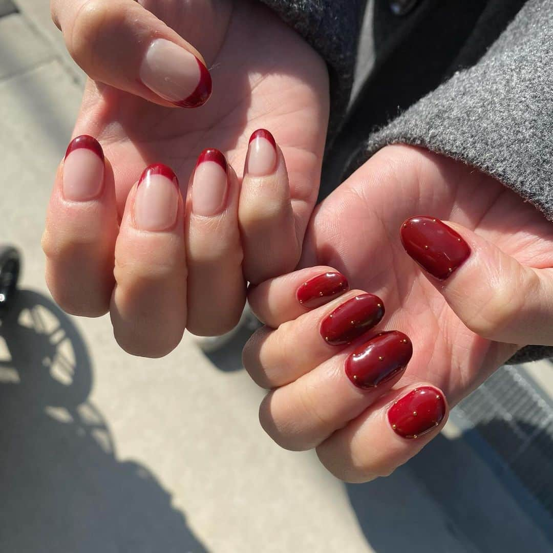 三島ゆかりさんのインスタグラム写真 - (三島ゆかりInstagram)「ネイル行ってきた💅 最近ハマってるアシンメトリーネイル✨ ボルドーってクリスマスっぽいよね🎄🎁 これまで形はスクエアにしてたけどオーバルにしました☺️ かわいい❤️❤️  #ネイル #ボルドーネイル #クリスマスネイル #アシンメトリーネイル #フレンチネイル #ネイルデザイン #かわいい #美容day #子連れネイルサロン」11月30日 17時47分 - apple340