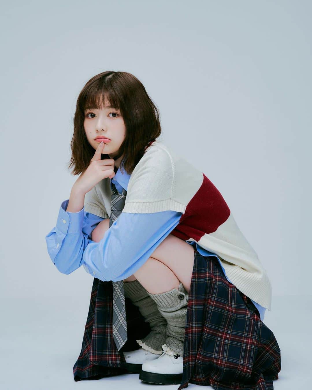 のインスタグラム：「. 作品撮り🫐  ロングの巻きスカートとレッグウォーマーにローファーが 可愛すぎて…🤦‍♀️❤️‍🔥 そばかすを生かしてくれたヘアメイクも超お気に入り♪  model: @yuzuha_saeki  hair&make: @hair_make.miki  stylist: @stylist_kana  photographer: @satoruakiba_」