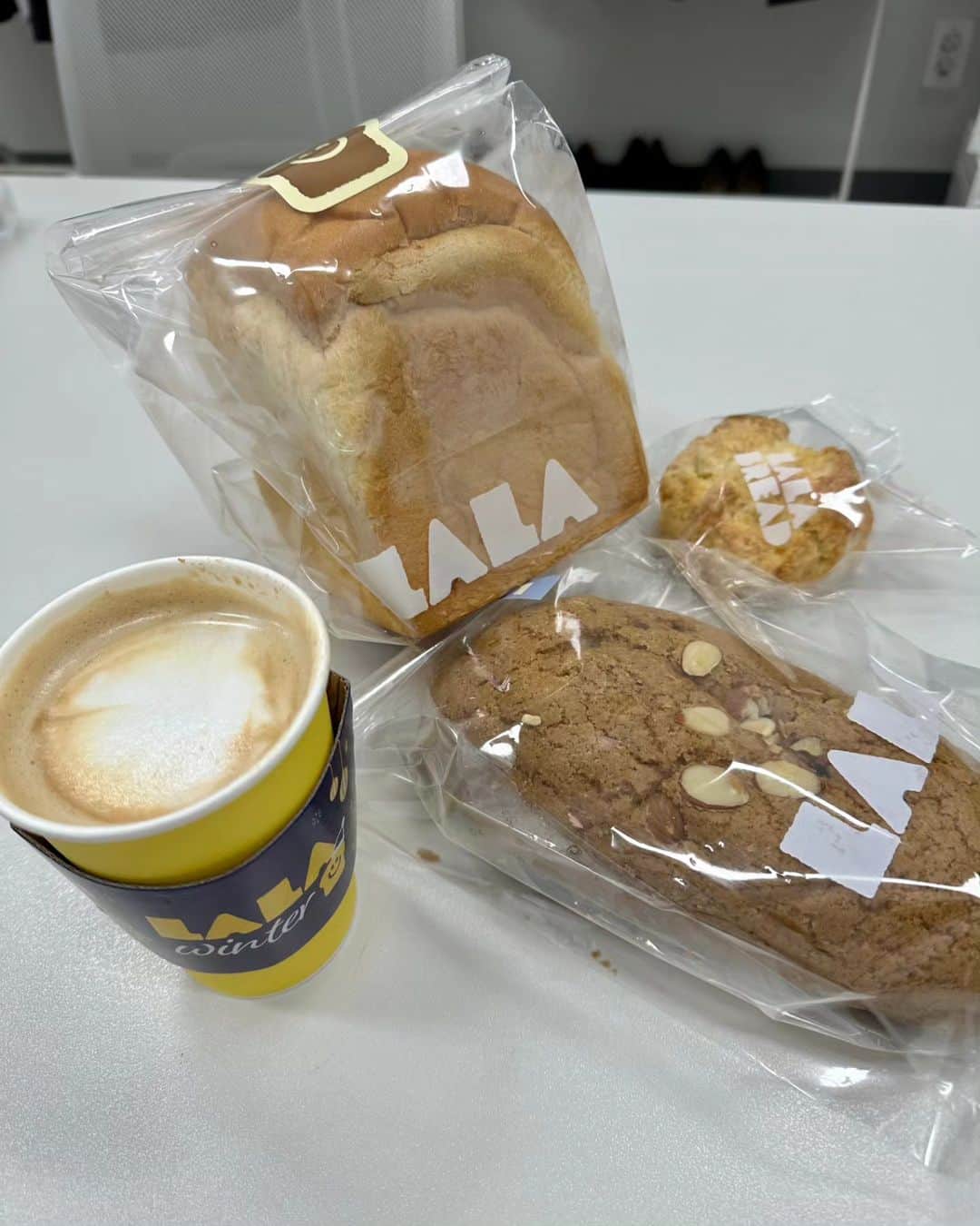 チョン・ガウンさんのインスタグラム写真 - (チョン・ガウンInstagram)「커피도 맛있고 빵도 맛있네..  #라라브레드」11月30日 17時49分 - jung_ka_eun