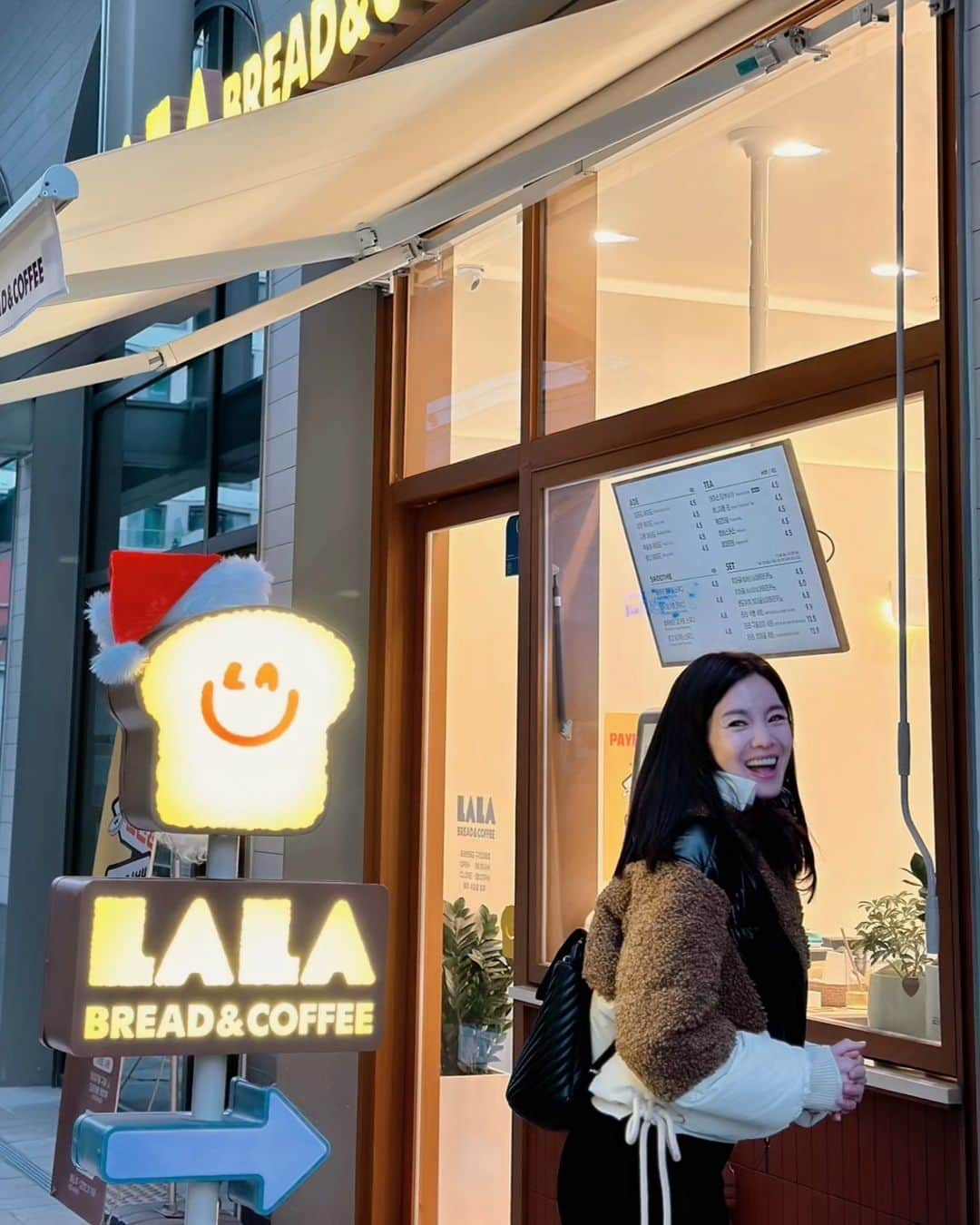 チョン・ガウンのインスタグラム：「커피도 맛있고 빵도 맛있네..  #라라브레드」