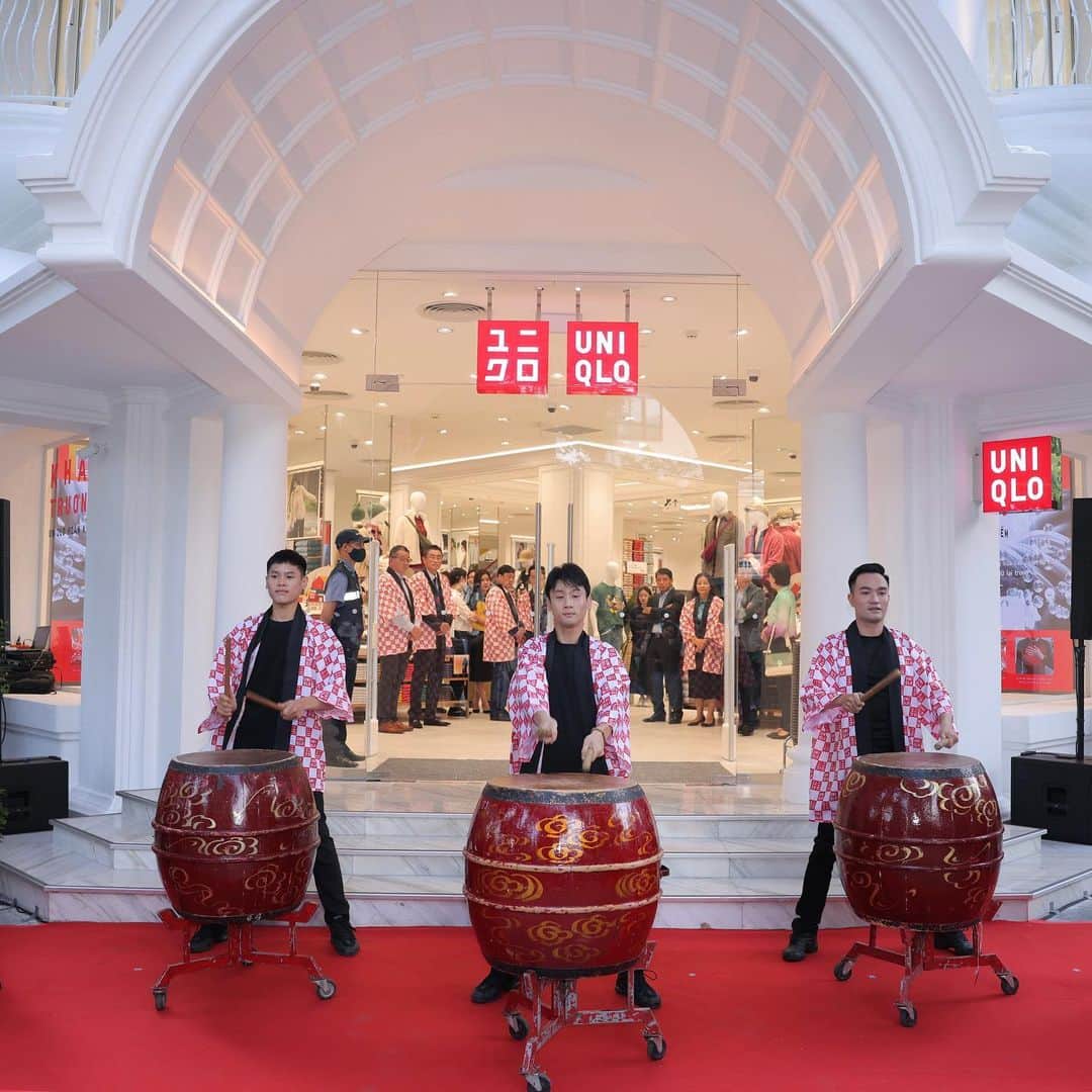 ユニクロさんのインスタグラム写真 - (ユニクロInstagram)「Exciting News from Hanoi, Vietnam @uniqlovnam ! 🇻🇳🎉 Uniqlo debuts its first-ever street-front store in the heart of Hanoi's historic district. Join us in embracing the fusion of fashion and history 🌟  #UNIQLOVN #UNIQLOHoanKiem #UNIQLO #LifeWear」11月30日 17時50分 - uniqlo