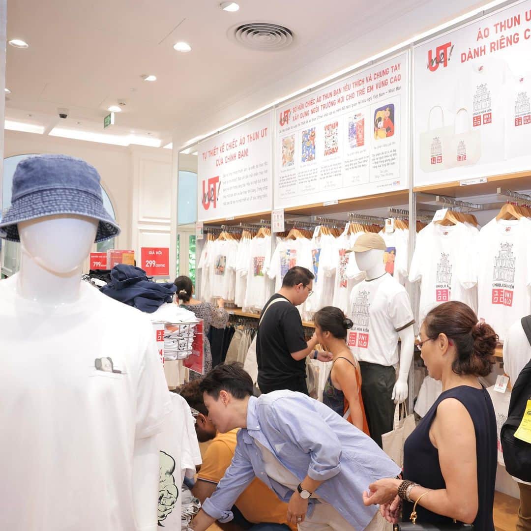 ユニクロさんのインスタグラム写真 - (ユニクロInstagram)「Exciting News from Hanoi, Vietnam @uniqlovnam ! 🇻🇳🎉 Uniqlo debuts its first-ever street-front store in the heart of Hanoi's historic district. Join us in embracing the fusion of fashion and history 🌟  #UNIQLOVN #UNIQLOHoanKiem #UNIQLO #LifeWear」11月30日 17時50分 - uniqlo