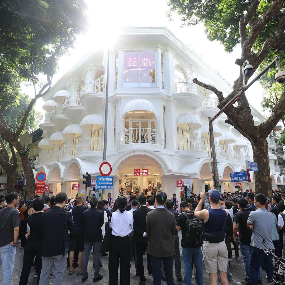 ユニクロのインスタグラム：「Exciting News from Hanoi, Vietnam @uniqlovnam ! 🇻🇳🎉 Uniqlo debuts its first-ever street-front store in the heart of Hanoi's historic district. Join us in embracing the fusion of fashion and history 🌟  #UNIQLOVN #UNIQLOHoanKiem #UNIQLO #LifeWear」