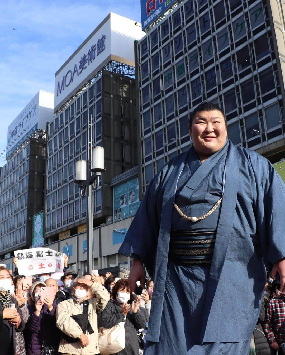 熱海市さんのインスタグラム写真 - (熱海市Instagram)「11月29日、熱海富士関が秋場所に続き、九州場所と2場所連続敢闘賞受賞報告のため帰郷され、凱旋イベントが開催されました🥳凱旋イベント会場の熱海駅では、およそ1,000人の市民やファンの皆さんが出迎え、祝福しました👏✨熱海富士関からは「静岡県の皆様、市民の皆様の応援がいつも届いています。今日も皆さんから温かい言葉をいただき、元気になりました。来場所も良い報告ができるよう頑張りますので、引き続き応援よろしくお願いします。」と、とびきりの笑顔で話してくださいました😊💕 #熱海富士関#大相撲#秋場所#九州場所#二場所連続敢闘賞#凱旋イベント#熱海駅#熱海駅前広場#応援メッセージカード#感動をありがとう🥹💕#ステキな笑顔☺️#熱海市#意外とあたみ」11月30日 17時50分 - atami_official