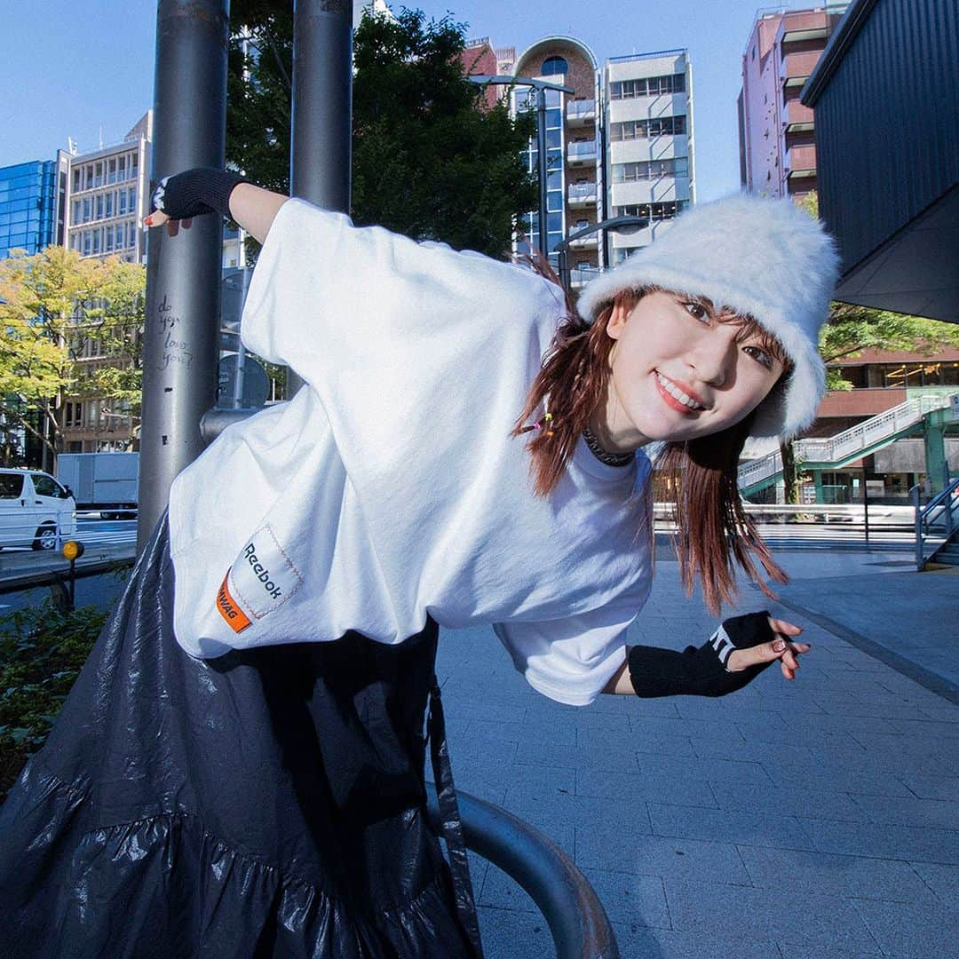 Reebok JPさんのインスタグラム写真 - (Reebok JPInstagram)「Reebok × JIMWAG  絶大な人気を誇るマルチクリエイター「平成フラミンゴ」NICOがディレクターを務めるブランド、 「JIMWAG（ジムワッグ）」とのコラボレーションコレクションが登場！  ✓HALF ZIP KNIT TOPS／SIDE SLIT KNIT PANTS  肌触りのいいコットン系のオリジナルのワッフルニット生地を使用し、しっかりとした生地感で秋冬はもちろん春にも使える肉感で、生地のウェイトにも細かくこだわった一着です。  トップスは、NICOさんこだわりのたっぷりとした身幅のオーバーサイズで、クロップド丈にすることでスタイルアップも可能。襟は高さにもこだわり、ZIPを締めて着ても、開けてインナーを合わせてレイヤードしてもかわいい設計に仕上げました。袖にはオリジナルのコラボロゴテープを配置し、ワントーンコーデのアクセントにもなります。  ボトムスは、太ももを拾わないようにこだわった太めのストレートなシルエットに、深めの股上でスタイルアップも。サイドスナップを外すとトップスと合わせたオリジナルのコラボロゴテープが覗く仕様にし、スニーカーやソックスに合わせて開閉してコーディネートのポイントになります。  🔗https://reebok.jp/contents/jimwag_23aw  @___nicoichi___  @jimwag_official  #JIMWAG #ジムワッグ #ニコ #平成フラミンゴ」11月30日 18時01分 - reebokjp