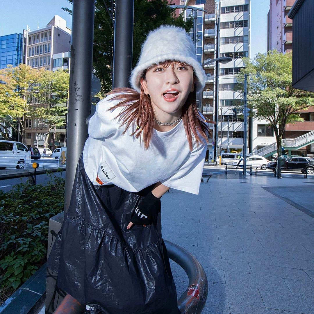 Reebok JPさんのインスタグラム写真 - (Reebok JPInstagram)「Reebok × JIMWAG  絶大な人気を誇るマルチクリエイター「平成フラミンゴ」NICOがディレクターを務めるブランド、 「JIMWAG（ジムワッグ）」とのコラボレーションコレクションが登場！  ✓HALF ZIP KNIT TOPS／SIDE SLIT KNIT PANTS  肌触りのいいコットン系のオリジナルのワッフルニット生地を使用し、しっかりとした生地感で秋冬はもちろん春にも使える肉感で、生地のウェイトにも細かくこだわった一着です。  トップスは、NICOさんこだわりのたっぷりとした身幅のオーバーサイズで、クロップド丈にすることでスタイルアップも可能。襟は高さにもこだわり、ZIPを締めて着ても、開けてインナーを合わせてレイヤードしてもかわいい設計に仕上げました。袖にはオリジナルのコラボロゴテープを配置し、ワントーンコーデのアクセントにもなります。  ボトムスは、太ももを拾わないようにこだわった太めのストレートなシルエットに、深めの股上でスタイルアップも。サイドスナップを外すとトップスと合わせたオリジナルのコラボロゴテープが覗く仕様にし、スニーカーやソックスに合わせて開閉してコーディネートのポイントになります。  🔗https://reebok.jp/contents/jimwag_23aw  @___nicoichi___  @jimwag_official  #JIMWAG #ジムワッグ #ニコ #平成フラミンゴ」11月30日 18時01分 - reebokjp