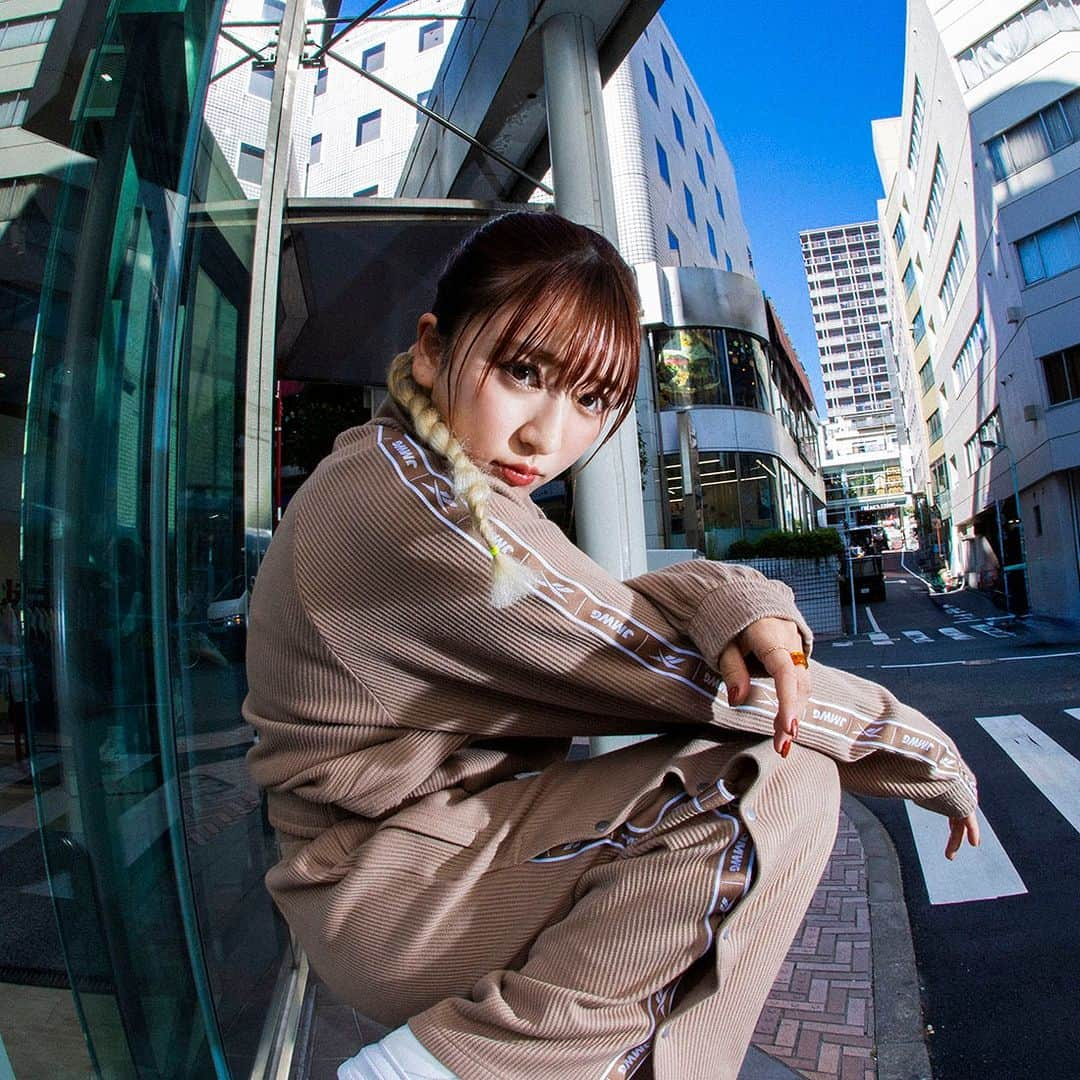 Reebok JPさんのインスタグラム写真 - (Reebok JPInstagram)「Reebok × JIMWAG  絶大な人気を誇るマルチクリエイター「平成フラミンゴ」NICOがディレクターを務めるブランド、 「JIMWAG（ジムワッグ）」とのコラボレーションコレクションが登場！  ✓HALF ZIP KNIT TOPS／SIDE SLIT KNIT PANTS  肌触りのいいコットン系のオリジナルのワッフルニット生地を使用し、しっかりとした生地感で秋冬はもちろん春にも使える肉感で、生地のウェイトにも細かくこだわった一着です。  トップスは、NICOさんこだわりのたっぷりとした身幅のオーバーサイズで、クロップド丈にすることでスタイルアップも可能。襟は高さにもこだわり、ZIPを締めて着ても、開けてインナーを合わせてレイヤードしてもかわいい設計に仕上げました。袖にはオリジナルのコラボロゴテープを配置し、ワントーンコーデのアクセントにもなります。  ボトムスは、太ももを拾わないようにこだわった太めのストレートなシルエットに、深めの股上でスタイルアップも。サイドスナップを外すとトップスと合わせたオリジナルのコラボロゴテープが覗く仕様にし、スニーカーやソックスに合わせて開閉してコーディネートのポイントになります。  🔗https://reebok.jp/contents/jimwag_23aw  @___nicoichi___  @jimwag_official  #JIMWAG #ジムワッグ #ニコ #平成フラミンゴ」11月30日 18時01分 - reebokjp