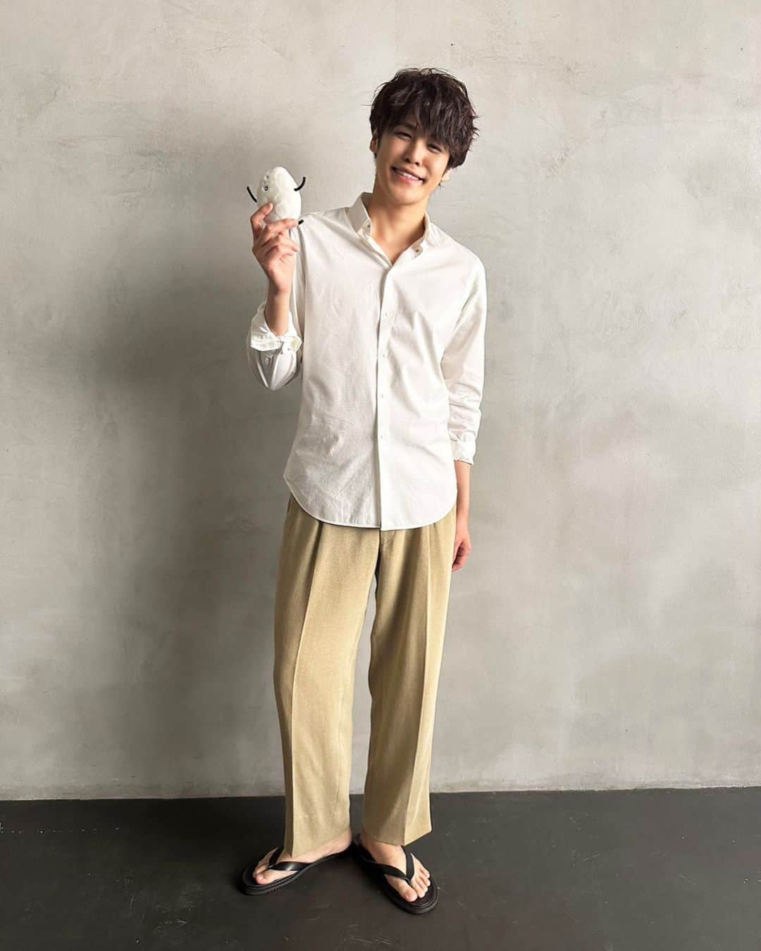 宮野真守のインスタグラム：「#宮野真守 24thシングル「Sing a song together」 MVオフショット公開📷  💿CDご予約 https://lnk.to/MM_24thSg  🎧サブスク配信 https://lnk.to/MM_Singasongtogether  🎥MV http://youtu.be/Mdrua0RGwyo?si  #宮野真守 #マモ #オフショット #こいつくんと一緒 #カジュアル衣装が似合う #Singasongtogether #12月13日発売」