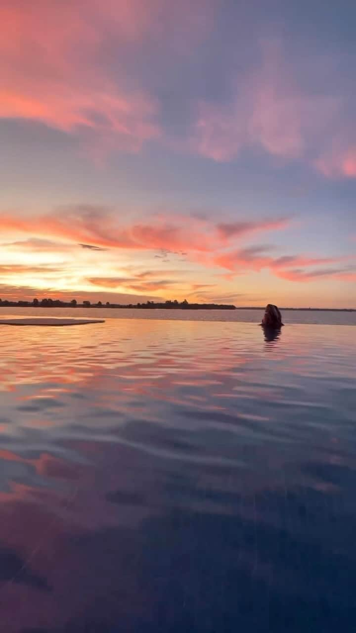 Australiaのインスタグラム：「We lilac you a lot, @sebelyarrawonga 💜 Aside from epic sunsets over the #MurrayRiver, this luxurious hotel in @visitthemurray boasts a private golf course and seriously swanky suites ⛳ Get here via an easy three-hour drive from Narrm (@visitmelbourne) in #Victoria, weaving your way through part of the magnificent @siloarttrail 🎨 Once you’ve checked in, hire your very own @barbyboats and whip up a feast out on the calm waters of #LakeMulwala.   🎥: @_chloesmithphotography_ for @visitsuncountry  📍: #Yarrawonga, @visitthemurray, #Victoria   #SeeAustralia #ComeAndSayGday #VisitVictoria  ID: The camera pans left over a pool with a person swimming while watching the pink and gold hues of sunset over a river.」