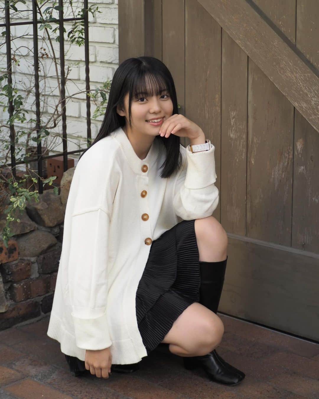 松島かのんのインスタグラム：「白黒コーデ🤍🖤  #松島かのん #制コレ22 #準グランプリ #カメラ女子 #黒髪 #セミロング #愛媛 #jk #ljk #17歳 #06 #follow #followme」