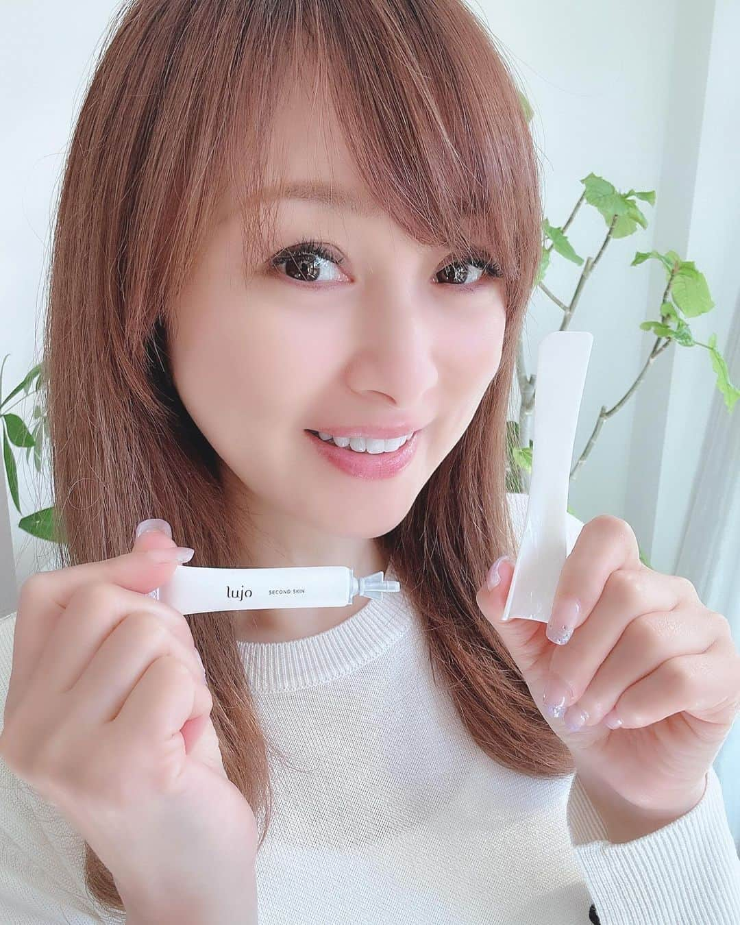 渡辺美奈代のインスタグラム：「いつも使っているlujoより「lujoセカンドスキン」が新発売されました！ 目元口元の乾燥や毛穴が気になる…という方必見のアイテムです！  寝ている間に8時間も保湿できて、 その間、薄い膜によってリフトアップするような効果があったり、 ペロッと剥がして毛穴対策が期待できるそう！  使い方は、寝る前に塗って、寝て、そして翌朝剥がすだけ！ こちらもリピート確定です！  #lujoセカンドスキン #lujoナイトパック #lujo #ルジョー #lujo_fan #PR @lujo_jp」