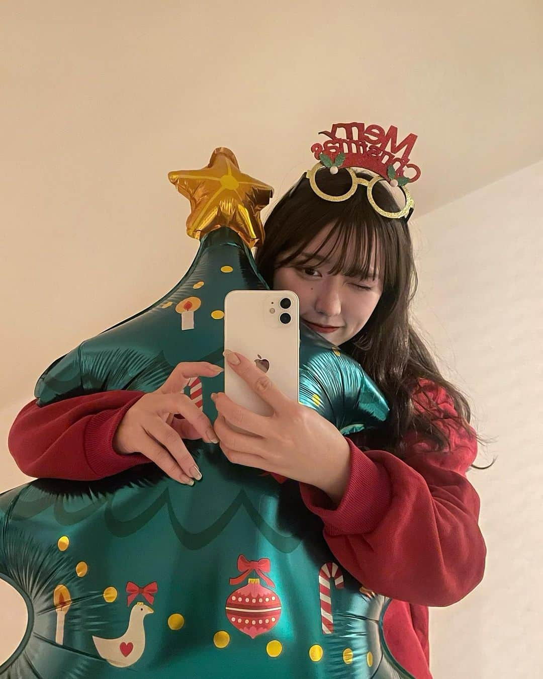 RiLiさんのインスタグラム写真 - (RiLiInstagram)「今年のクリスマスはこれ着よう🎄【クリスマス気分な赤ニット】❤  クリスマスをもっと楽しむためには ファッションもかかせない🥺🤍 【クリスマス気分な赤ニット】なら 一気に季節感が出そう🪄🪄  クリスマスらしい赤がとってもかわいいね🫶🏻🫶🏻 友達や恋人とお揃いにしても良いかも...👀ˊˎ˗ 是非参考にしてみて〰️🔍  R i L i 編 集 部 🫧 Editor-chief @aosimmdr Editor @micomy_02 Writer @mi_saki_04   🤍🤍🤍  Special thanks💐 Photo by⁣⁣ p.2 @punyu____kichi p.3 @ay___grm118 p.4 @ren.eclair p.5 @ayayuu32 p.6 @yasuchan14__ p.7 @megu.03_03 p.8 @ai__mero_06 p.9 @hono_21_ p.10 @23klk0  RiLiで紹介してもらいたい子は #rili_tokyo を付けてね❕  ⁣  #クリスマス #クリスマスパーティー #クリスマスディナー #クリスマスコーデ #クリスマスネイル #クリスマスケーキ #クリパ #クリパ女子会 #赤ニット #ニット #ニットコーデ #カラーニット #カラーニットコーデ #冬服 #冬服コーデ #冬ファッション #冬コーデ #きれいめコーデ #きれいめカジュアル #大人カジュアル #シンプルコーデ #淡色コーデ #きょこ #今日のコーデ」11月30日 18時00分 - rili.tokyo