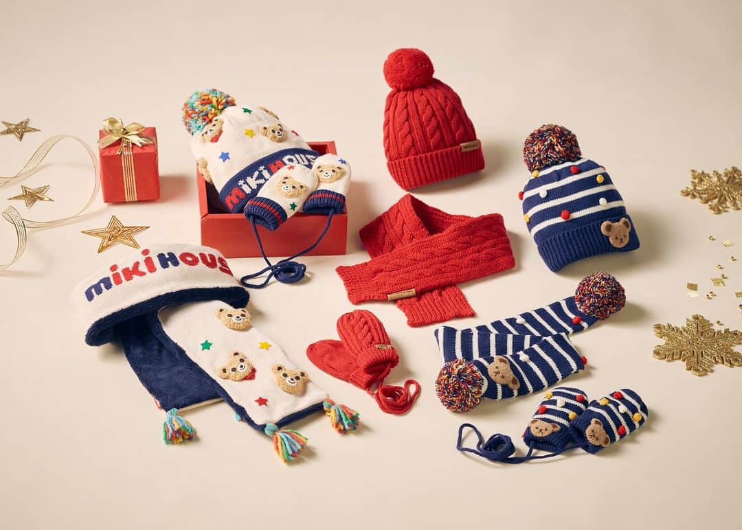MIKI HOUSE ミキハウスのインスタグラム：「【23New Arrivals～🛒★】 本格的な寒さ到来⛄！ 手もと、首もとまでしっかり寒さ対策を👍 同シリーズのニット帽と合わせて 冬のコーディネートを楽しみませんか？⛄♥   #mikihouse #ミキハウス #ミキハウスコーデ #キッズファッション #kidsfashion #kidswear #knit #ニット小物 #ニット帽 #マフラー #手袋 #winter」