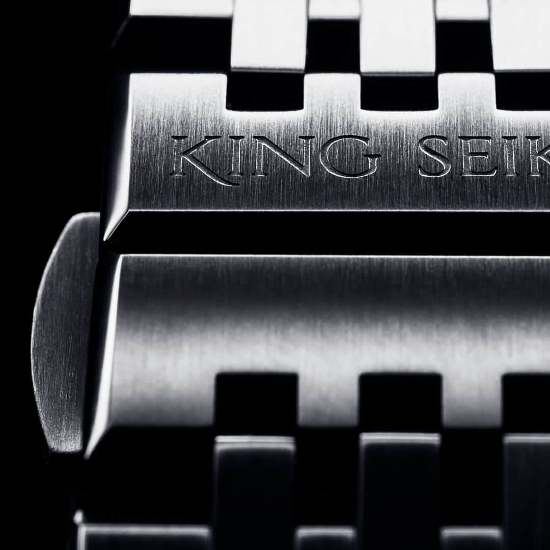 セイコーのインスタグラム：「The Newest Classic〈 KING SEIKO 〉  ケース形状と調和するブレスレットの中留には、KING SEIKOのロゴが刻印されています。  SDKA005：418,000円(税込)  https://www.seikowatches.com/jp-ja/products/kingseiko/sdka005  #sdka005 #seiko #セイコー #kingseiko #キングセイコー #watch #watches #automatic #6l35 #watchfan #watchesofinstagram #madeinjapan」