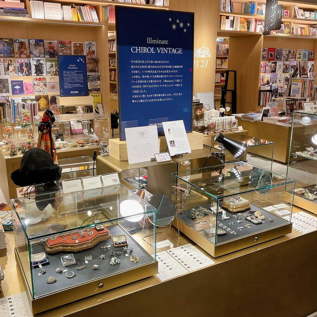 銀座 蔦屋書店のインスタグラム：「【XMAS 2023】CHIROL VINTAGE「Illminate」  冬の夜空を見上げた思い出はありますか？  澄みわたる夜空に散りばめられた月や星は眩くも繊細な輝きを放ち、いつの時代も私たちの心を惹きつけます。  この度は、時が経っても尚輝き続けるアンティークジュエリーと季節の星々を掛け合わせ、「Illminate」と題してCHIROL VINTAGEがセレクトするジュエリーの数々をご用意しました。  大切な人に想いをはせて贈り物を選ぶ12月。手元に光る輝きに心躍るひとときをぜひお楽しみください。  ---  太田 良恵 (おおた・よしえ) 株式会社CHIROL CEO／CHIROL VINTAGE OWNER 10代後半から音楽業界に長く携わる。Vintage Recordをこよなく愛し続けている。時を重ねたもの、ヴィンテージには常に興味があり、ファッションとしてヴィンテージをもっと広めたいと考える。思っているようなヴィンテージファッションのECがなかったことから、自身でもオンラインのレコードショップを上げていた経験を元に自分でECサイトを作り上げることを決意。ロンドン在住の双子の姉と共に、2013年にVINTAGEを立ち上げる。ヴィンテージやアンティークが好きな人だけでなく、ファッションが好きな人にも見てもらえるECサイトを目指し、百貨店、商業施設でのポップアップイベント、自社企画でのエキシビジョンなどアンティーク・ヴィンテージジュエリーの魅力を伝えるべく活動を広げている。  釘井 邦恵 (くぎい・くにえ) 株式会社CHIROL／CHIROL VINTAGE BUYER 20代前半、お気に入りのヴィンテージショップに通い始めたのをきっかけに、ヴィンテージの魅力に夢中になる。本物のヴィンテージを見てみたい、そしてとにかく古いものに携わることがしたいという熱意にかられ、渡英を決意。ロンドンのヴィンテージクローズショップで7年間勤務し、ヴィンテージファッションに深く携わる傍ら、大学で3年間アンティーク家具や装飾品の修復保存を学ぶ。卒業後、双子の妹と共にCHIROL VINTAGEを立ち上げる。多くのヴィンテージとアンティークに触れ、学びを得た結果、渡英前に描いていた『ヴィンテージジュエリーショップを持つ』という夢を実現させる。本物のヴィンテージやアンティークジュエリーをファッションとして伝えたいという想いをモットーに、鍛え抜かれた目と独自のセレクトで、幅広いテイストのバイイングを手がけている。 ---  [販売について] 11月25日(土)より販売いたします。 ※オンラインストアでの取り扱いはありません。  【XMAS 2023】CHIROL VINTAGE「Illminate」 会期　2023年11月25日(土) - 2023年12月25日(月)※終了日は変更になる場合があります。 時間　10:30～21:00 場所　BOOK売場(雑誌) 主催　銀座 蔦屋書店 問い合わせ先　03-3575-7755  ▶詳細はこちら https://store.tsite.jp/ginza/event/magazine/36493-1237271013.html  @chirolvintage  @ginza_tsutayabooks_magazine  #CHIROLVINTAGE #太田良恵 #釘井邦恵 #株式会社CHIROL #ヴィンテージ #アンティーク #アンティークジュエリー #クリスマスギフト #クリスマスプレゼント #christmasmood #christmasgifts #holidayseason #gsix #ginzasix #銀座 #蔦屋書店 #ginza #銀座蔦屋書店 #ginzatsutayabooks #tsutayabooks」