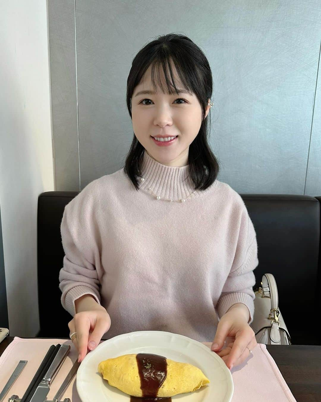 田中碧のインスタグラム：「【🐚】 ⁡ 美術館に行きたかったので... 上野の洋食屋さんで、 半オムライスと半ハッシュドビーフ🍽️笑 ⁡ 初めてイヤーカフなるものに挑戦したのですが つける位置もう少し下が良かったかな🤔 つやつやのパールアクセサリーかわいいなぁ💕 ⁡  #上野 #上野ランチ #厳選洋食さくらい #パールアクセサリー #パールイヤーカフ #イヤーカフ #アナウンサー #気象予報士 #田中碧 #pearl」