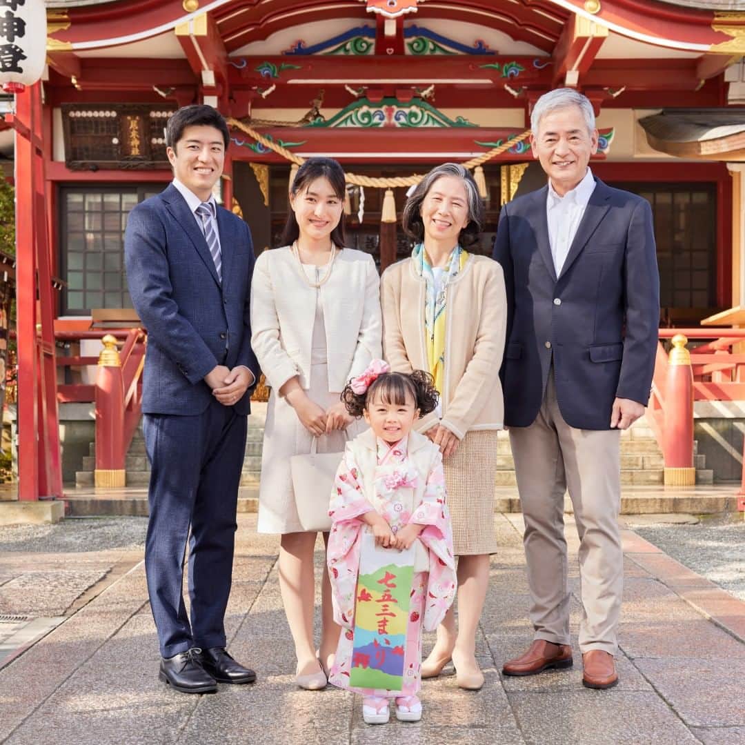 スタジオアリスのインスタグラム：「. 七五三撮影と神社へのお参りが1日で出来る！  🍁七五三1Dayプラン🍁 “スタジオアリスの七五三“では、忙しいパパママにピッタリの「七五三1Ｄａｙプラン」をご用意しております🥰  撮影したその日に、そのまま神社へお参りに行けるので、ご家族の都合が揃うその日に七五三のお祝いが出来ます🌈  ＼ご予約受付中！／ 忙しくて七五三の日を過ぎてしまった・・・ ご安心ください“スタジオアリスの七五三“では、撮影もおでかけ用着物レンタルどちらもご予約受付中です！  ご家族の大切な記念日、七五三。 スタジオアリスで大切な想い出を残しませんか💕  #スタジオアリス #studioalice #七五三 #七五三撮影 #おでかけ用着物レンタル #着物レンタル #ハレの日 #1Dayプラン」