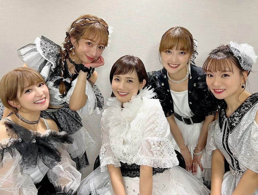 矢口真里のインスタグラム：「みんなー！ なっちだよーーー！！ なっちが歌って踊ったよーーー！！  今年はOGと現役で歌う機会が多いけど、 なっちのセンターがいてくれると安定感がめっちゃくちゃある！！ なっちの歌声を久しぶりに聞けて、 ファンの方も喜んでたし、 私も嬉しかったです😂✨ とても贅沢な日になりました🥹✨  モーニング娘。'23のおかげです！！ 本当にありがとう🥹✨ ２５周年にまた素敵な思い出が出来ました😭✨ 楽しかったなー✨  応援してくれた皆さん✨ 良い夢見せていただきありがとうございました🥹✨ ペンライトやＴシャツやうちわも見えたよー♡」