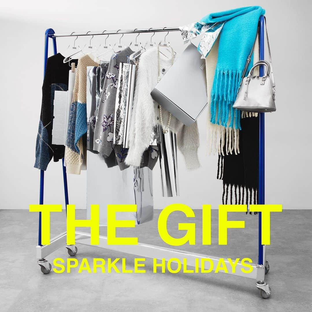 ハレのインスタグラム：「⁡ ⁡ ⁡ ⁡ ー  【 THE GIFT SPARKLE HOLIDAYS 】 ⁡ ー ⁡ 詳細は投稿商品タグをClick！ ▼ @hare_official  ⁡ ⁡ #hare #ハレ #ハレレ #ハレレディース #クリスマスギフト #クリスマスプレゼント #クリスマス #ホリデーギフト #限定カラー #店舗限定 #ニットコーデ #メンズニット #柄ニット #ニットアップ #マフラーコーデ #シャギー #モード系 #モード系ファッション」