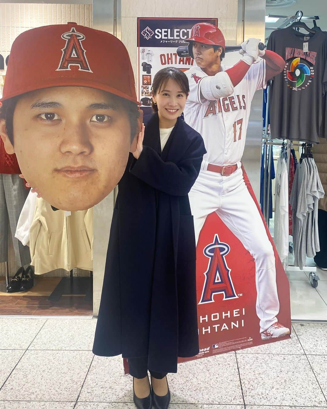 島津咲苗のインスタグラム：「実は昨日.... ロケ終わりに、今話題の 大谷選手のグッズを集めたショップに行きました！  写真をSNSに載せてもいいですか？と お店の方に確認したところ もちろんです！と。 せっかくならこれも持って撮ってください！と 大谷選手の顔パネルを持たせてくれて、 シャッターまで押してくださいました📷  その後、私と同じように 何人もの方が写真を撮っていて 突如生まれる一体感。。。😁  たしかに竹田さんの顔パネルと 同じくらいの大きさでした(笑) 、 、 、 #メーテレ #ドデスカ #アナウンサー #島津咲苗 #名駅 #名古屋駅 #エスカ #大谷翔平選手 #名古屋観光 #愛知観光 #地下街」